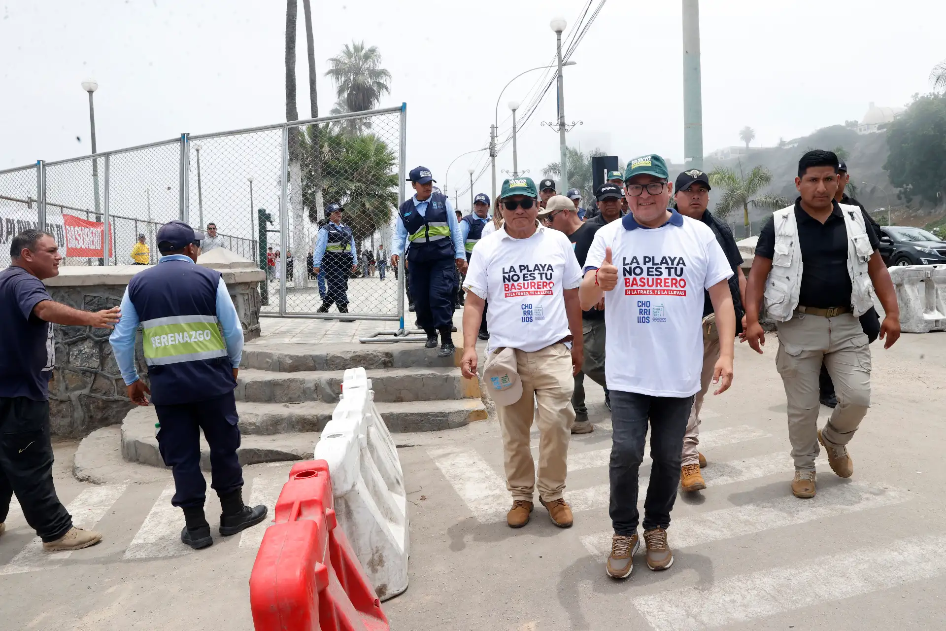 Desde tempranas horas del día, personal de serenazgo fue desplegado en los principales accesos a la playa para impedir el ingreso del público, algunos de los cuales han llegado con su familia pese a que durante toda la semana se advirtió del cierre de hoy.
Foto: ANDINA/Vidal Tarqui