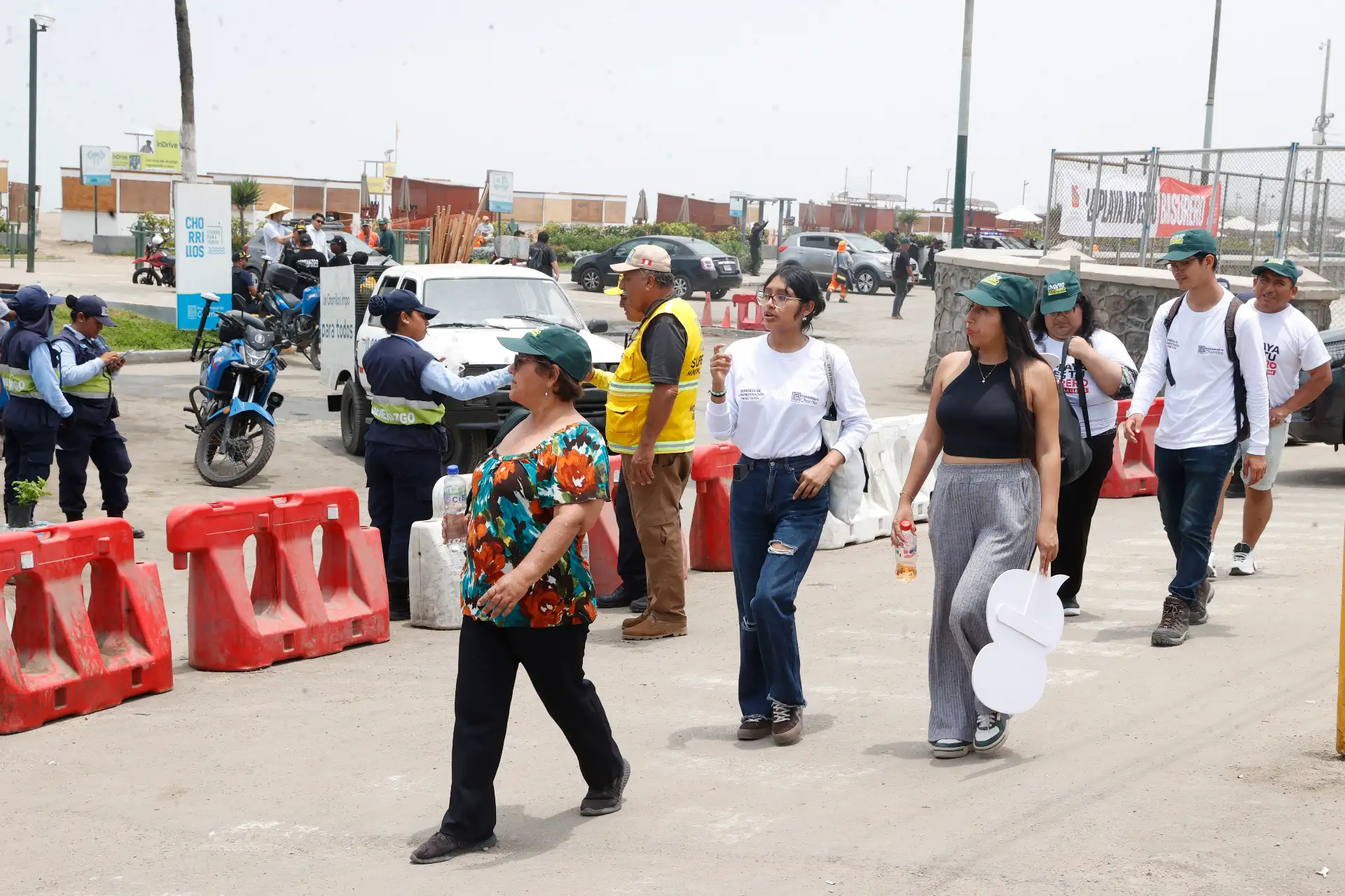 Desde tempranas horas del día, personal de serenazgo fue desplegado en los principales accesos a la playa para impedir el ingreso del público, algunos de los cuales han llegado con su familia pese a que durante toda la semana se advirtió del cierre de hoy.
Foto: ANDINA/Vidal Tarqui