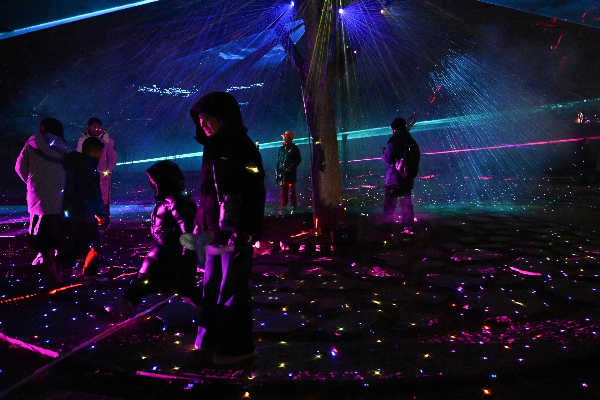 Personas visitan un parque en Pekín, antes del Año Nuevo Lunar del Caballo.
Foto: AFP