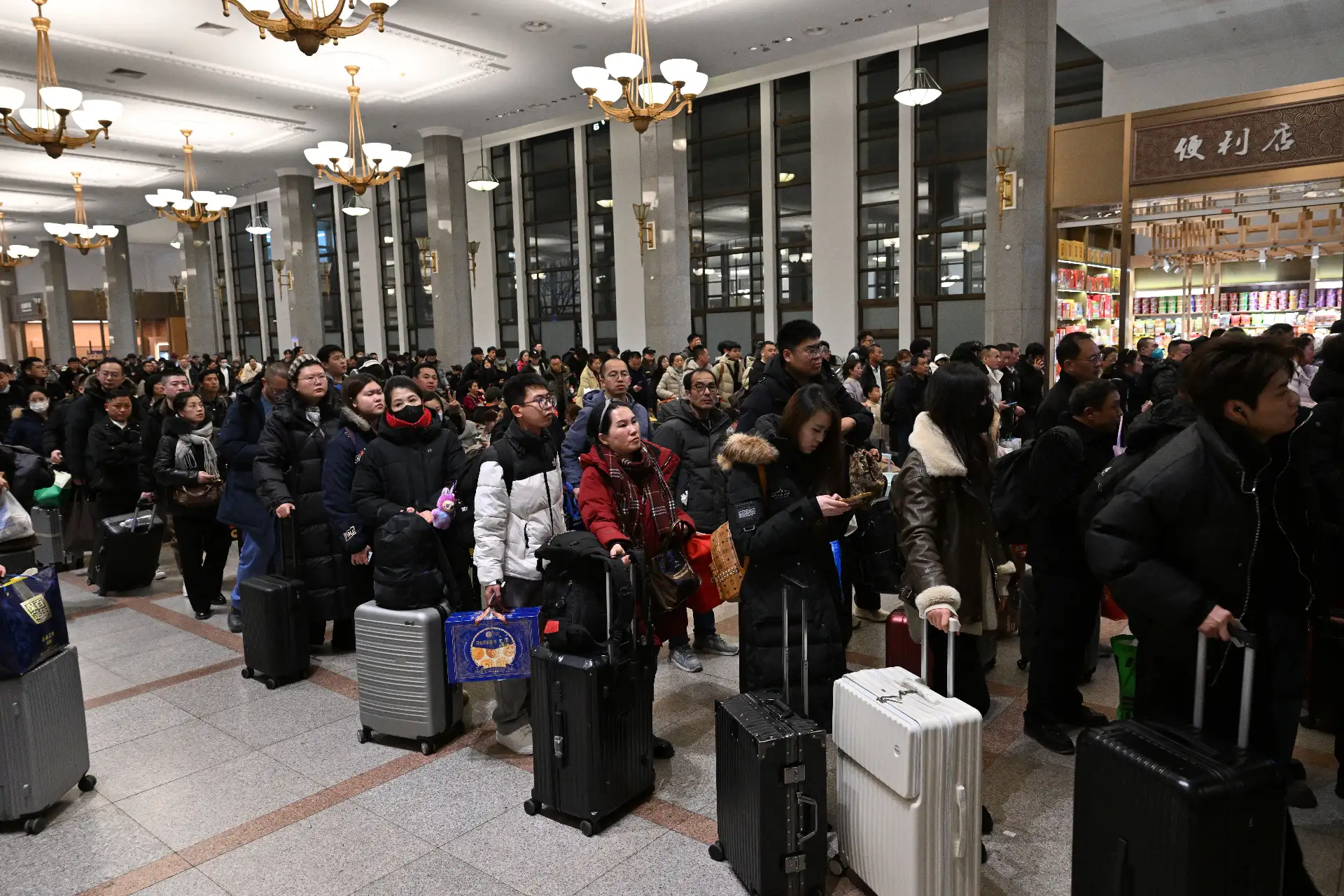 Personas hacen fila frente a la puerta de una estación de tren en Pekín, rumbo a sus respectivas ciudades de origen antes del Año Nuevo Lunar del Caballo.
Foto: AFP