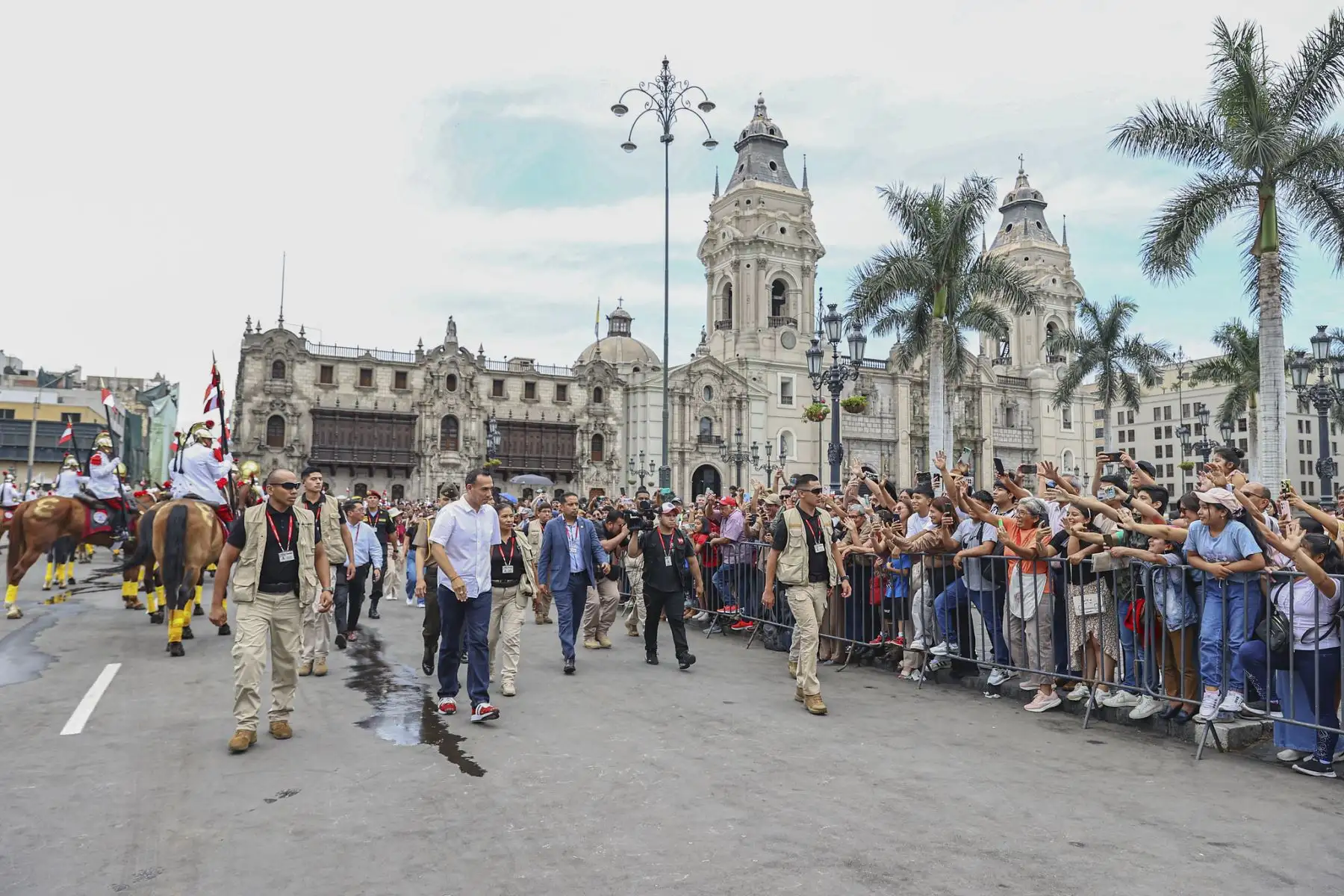 El presidente José Jerí participó del tradicional cambio de guardia en los exteriores de Palacio de Gobierno. Foto: Presidencia