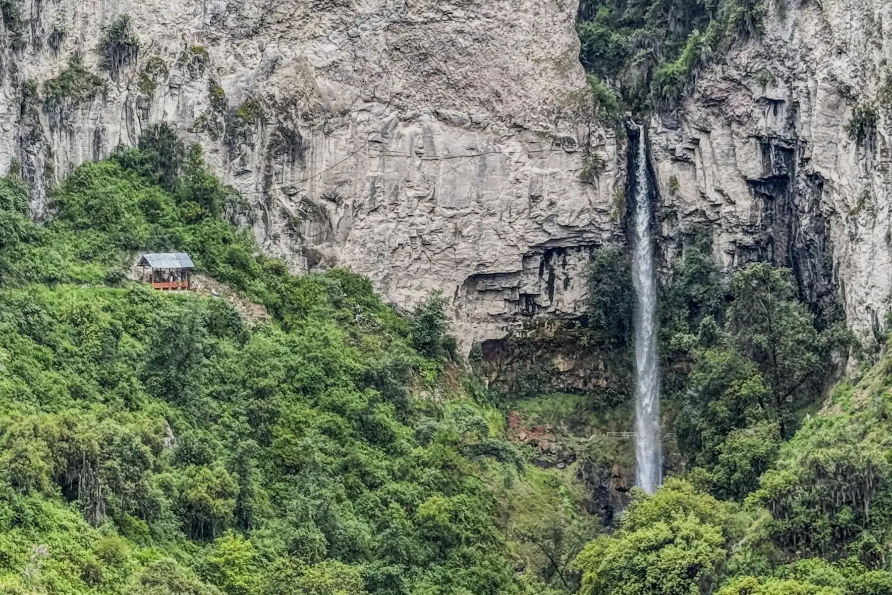 Con una caída aproximada de 80 metros de altura, la cascada ofrece un espectáculo visual y sonoro que cautiva a sus visitantes. El agua desciende con fuerza formando una fina neblina que refresca el ambiente y realza la belleza del paisaje. Foto: ANDINA/Ricardo Cuba