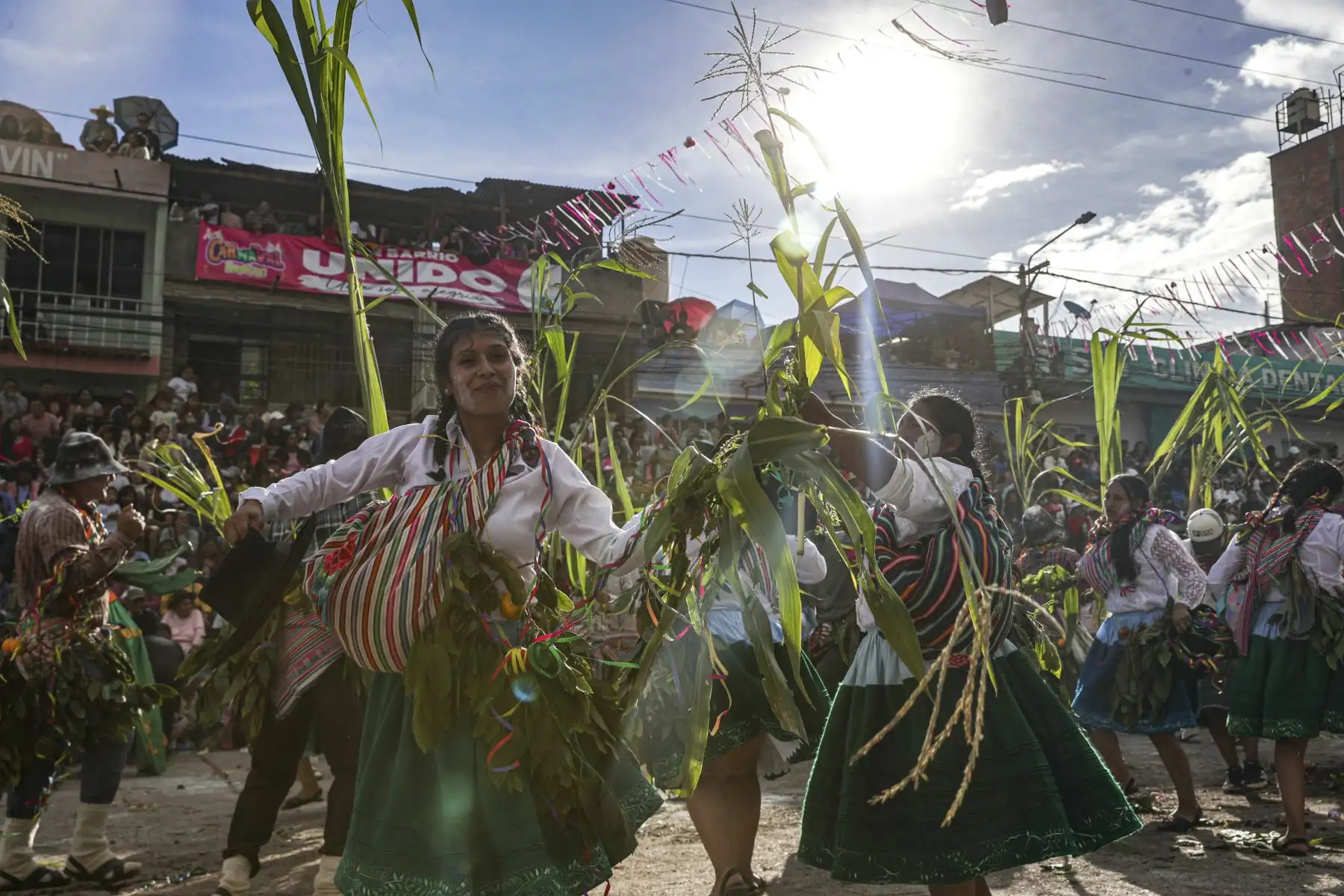 La música marcó una clara diferencia frente a las comparsas urbanas. Se escuchó el sonido recio de la quena de hueso y de madera, acompañado por la tinya, sin presencia de trompetas ni saxofones. Foto: ANDINA/Ricardo Cuba