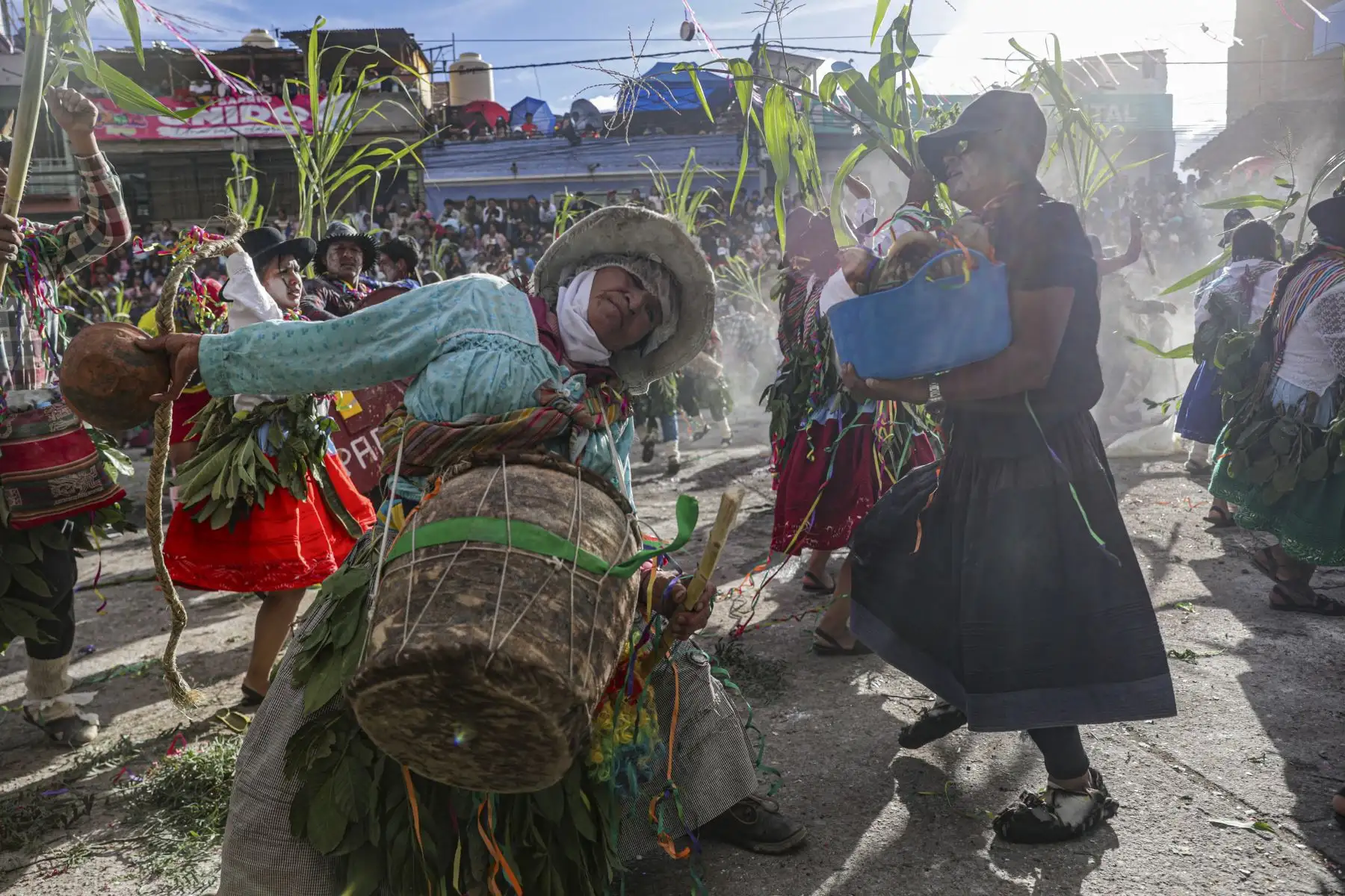 El canto también ocupó un lugar central en la competencia. Las coplas, compuestas especialmente para ese año, abordaron la realidad del campo, cuestionaron a las autoridades y expresaron gratitud a la tierra. Foto: ANDINA/Ricardo Cuba