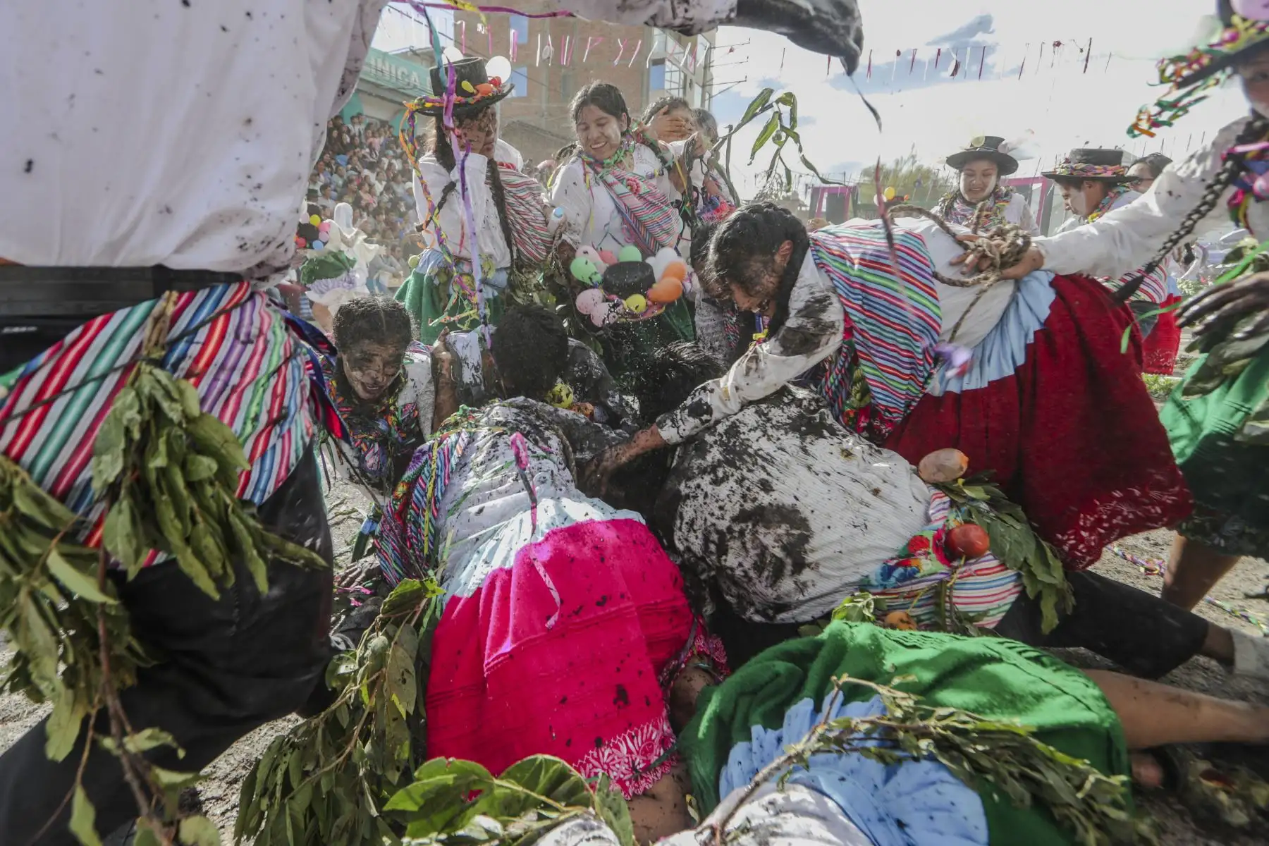 Hacia el final de la jornada se vivieron intensos duelos de zapateo entre varones de distintas comunidades. Los retos evidenciaron fuerza, destreza y virilidad, cerrando el concurso con una muestra vibrante de identidad altoandina. Foto: ANDINA/Ricardo Cuba