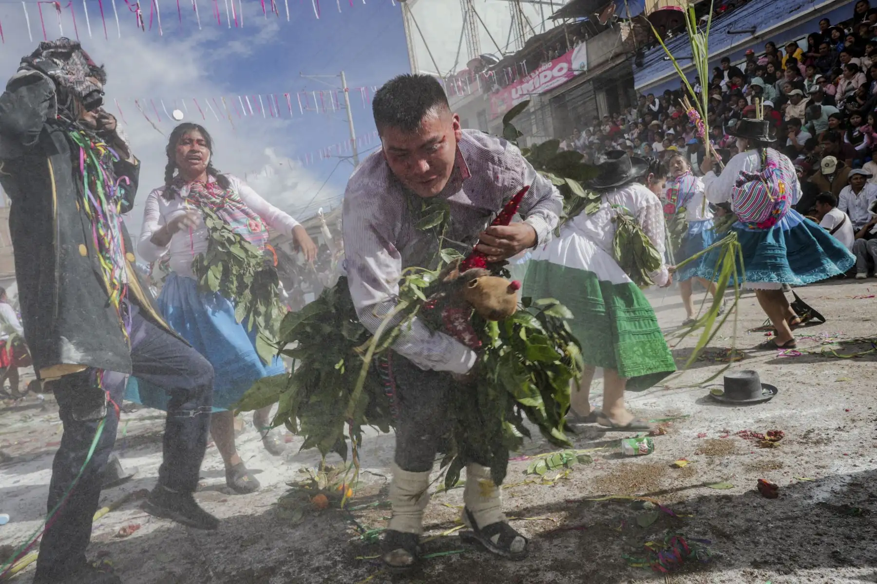 Las cintas que colgaron de las espaldas de las danzantes revelaron información clave sobre su procedencia y estado civil. Ese detalle convirtió al vestuario en un lenguaje visual que el público supo interpretar. Foto: ANDINA/Ricardo Cuba