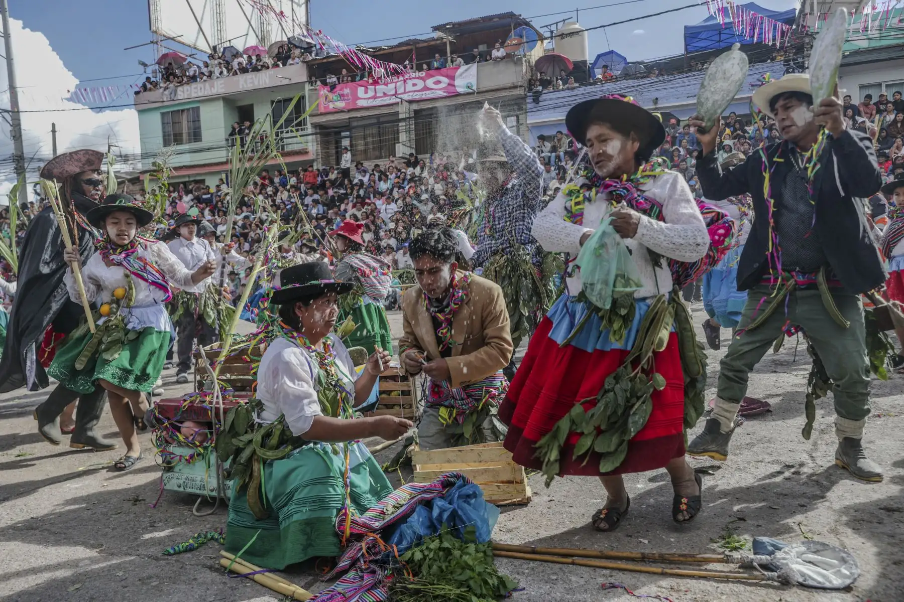 El atuendo femenino destacó por su elegancia tradicional. Los sombreros adornados con flores naturales como la chillca y las clavelinas captaron la atención por su colorido y simbolismo. Foto: ANDINA/Ricardo Cuba