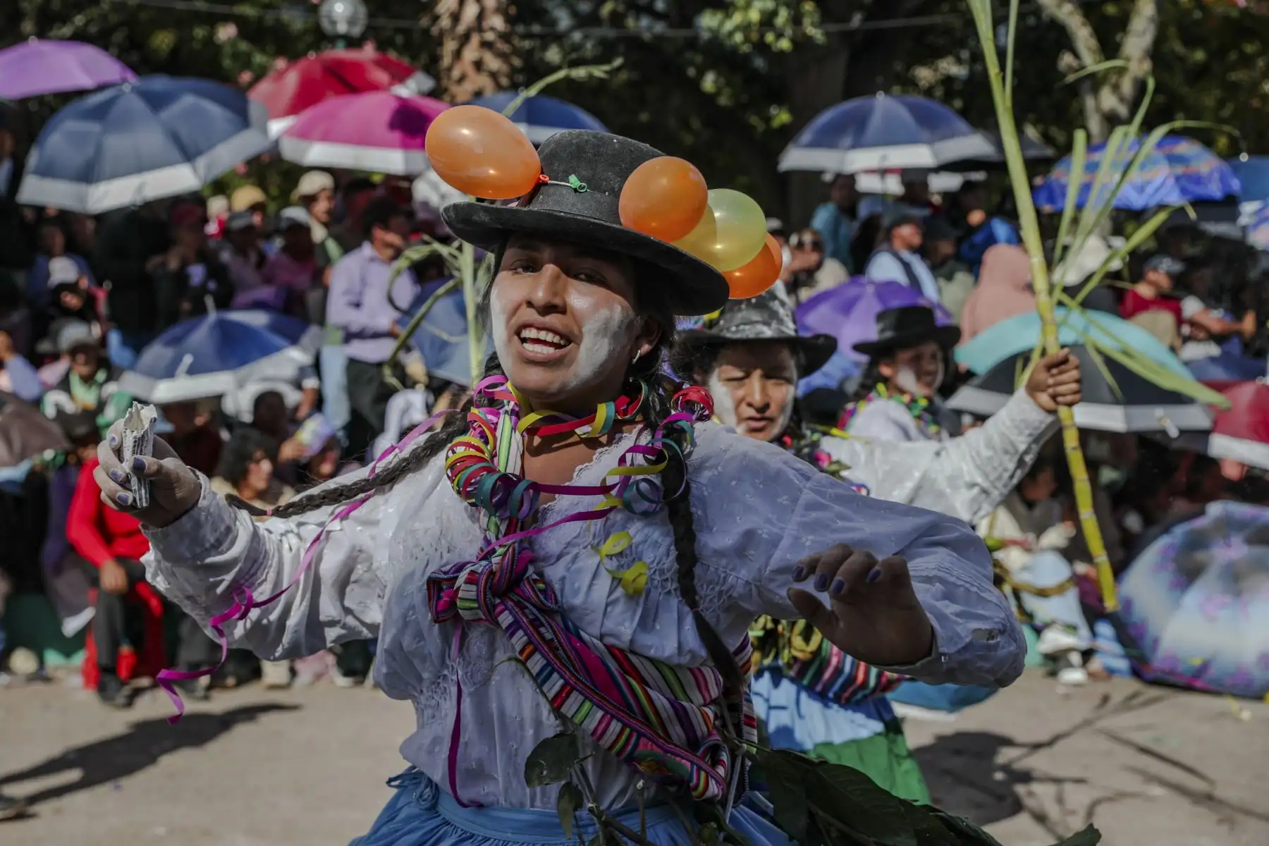 Las agrupaciones presentaron vestimentas que se mantuvieron ajenas a influencias modernas. Cada prenda, cada bordado y cada sombrero evidenció el arraigo cultural que estas comunidades defendieron con orgullo. Foto: ANDINA/Ricardo Cuba