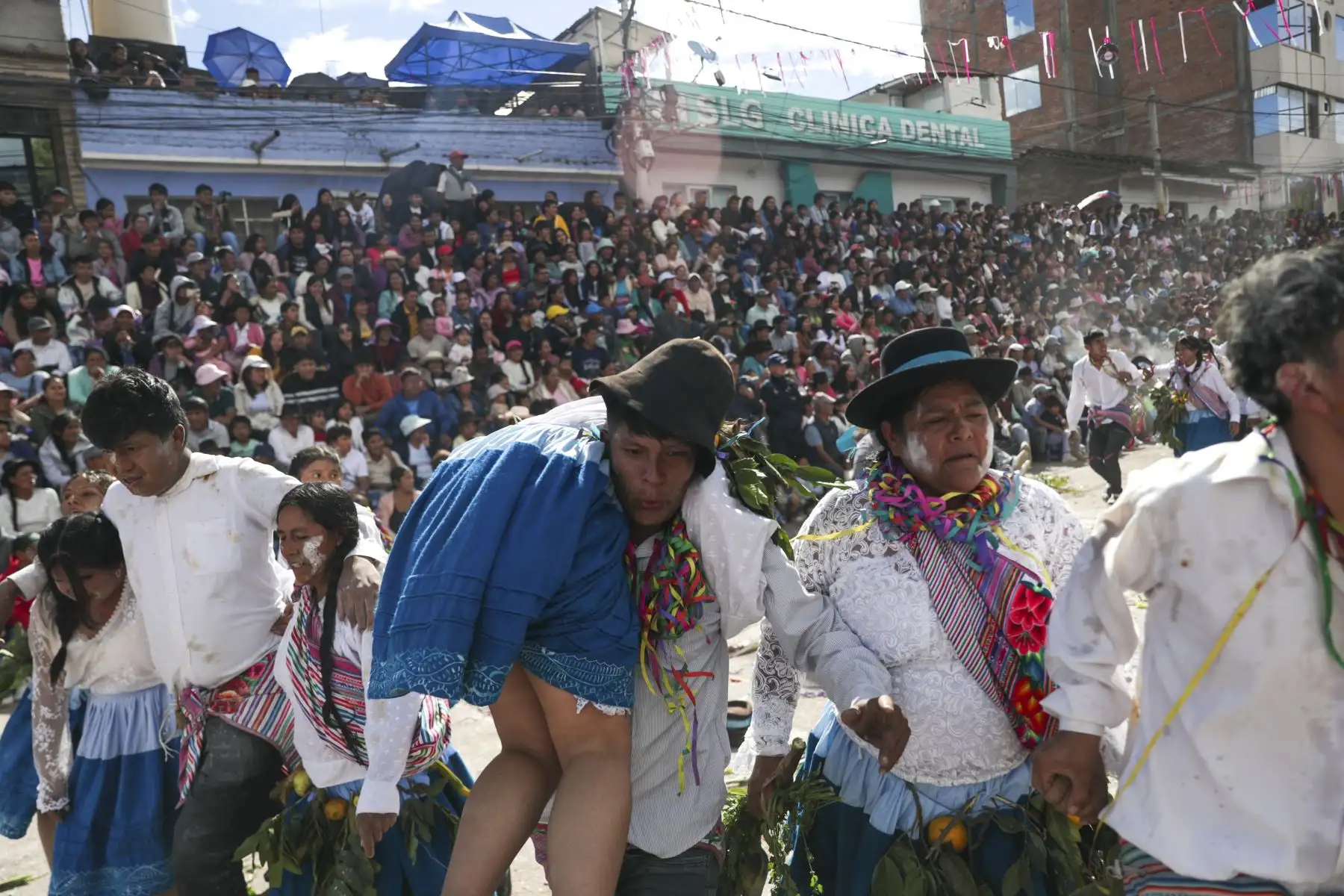 El Pukllay, conocido como el juego, mostró el despliegue físico de los llamados “luichus”. Los jóvenes ejecutaron movimientos ágiles y casi guerreros que arrancaron aplausos del público. Foto: ANDINA/Ricardo Cuba