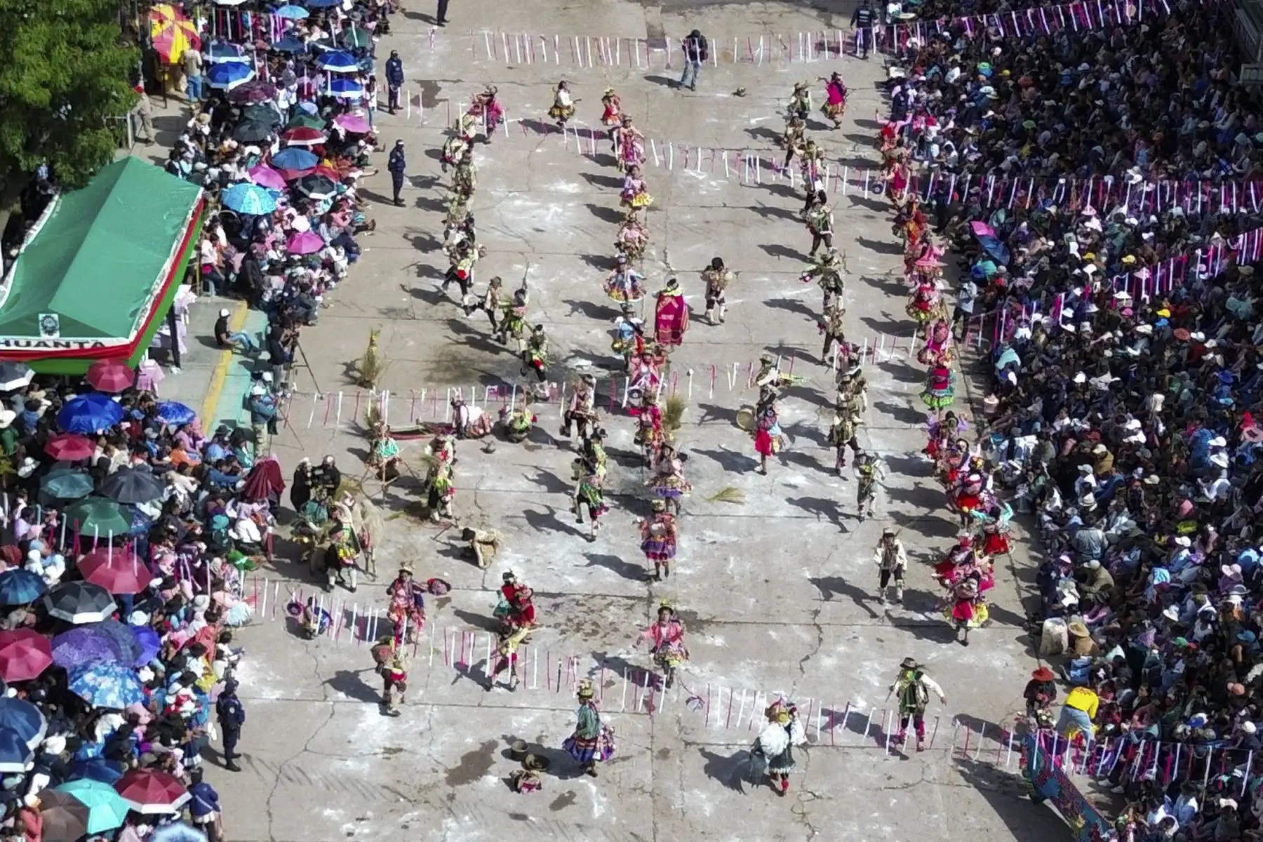 El jurado evaluó con atención la creatividad y el contenido de cada interpretación. No solo se calificó la melodía, sino la profundidad del mensaje y su conexión con la vida rural. Foto: ANDINA/Ricardo Cuba