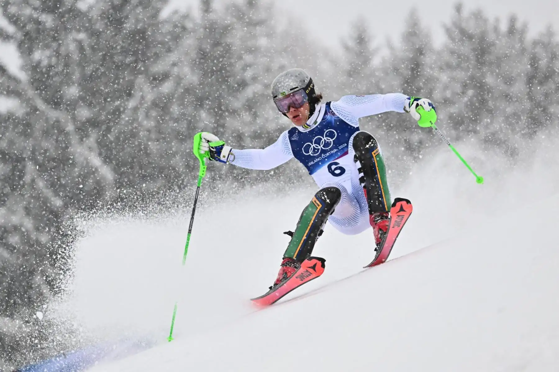 El brasileño Lucas Pinheiro Braathen compite y completa la primera manga del eslalon masculino de esquí alpino durante los Juegos Olímpicos de Invierno Milano Cortina 2026 en el Centro de Esquí Stelvio en Bormio. Foto: AFP