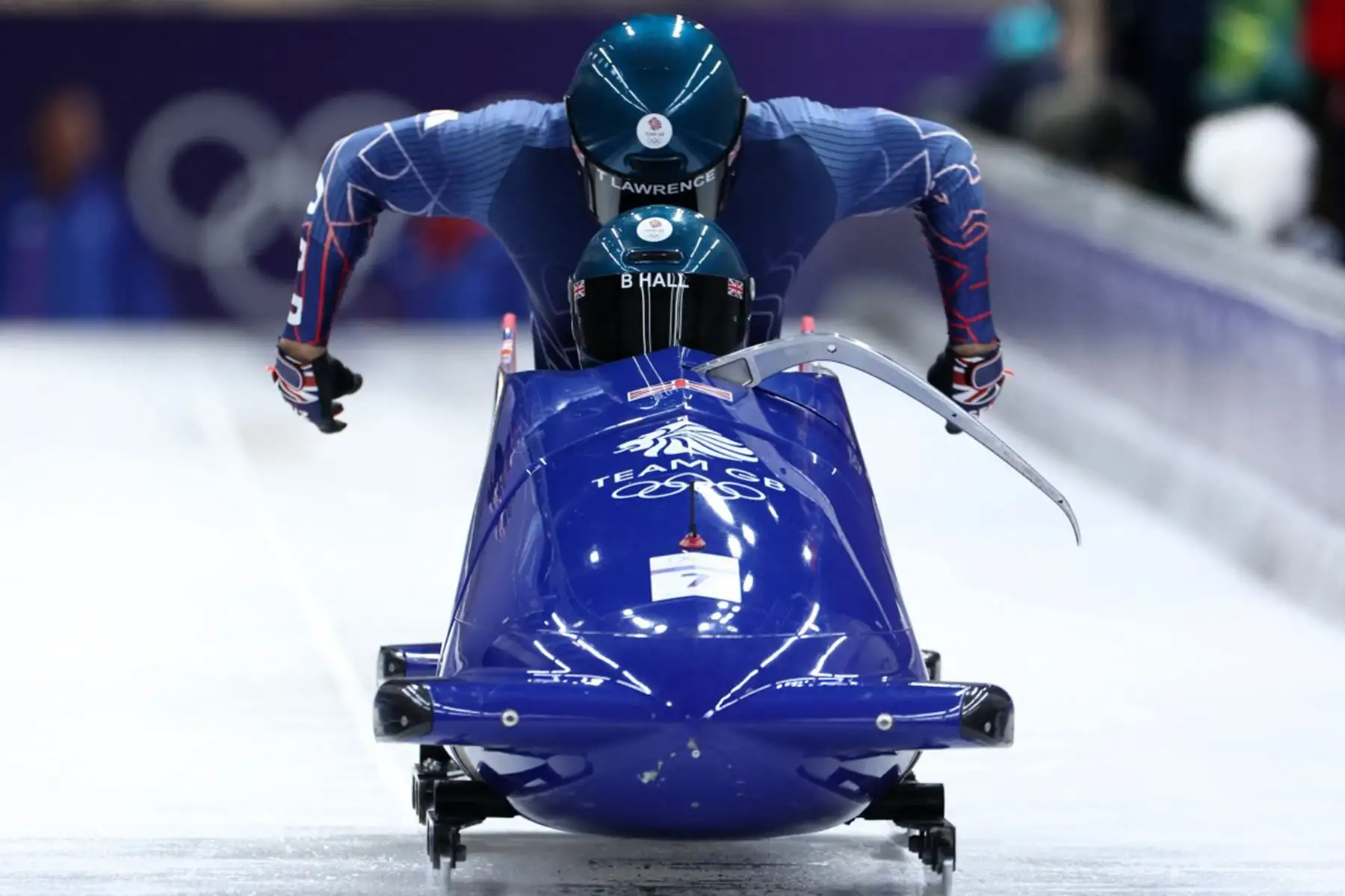 Los británicos Brad Hall y Taylor Lawrence compiten en la primera serie de bobsleigh masculino de dos hombres en el Cortina Sliding Centre durante los Juegos Olímpicos de Invierno Milano Cortina 2026. Foto: AFP