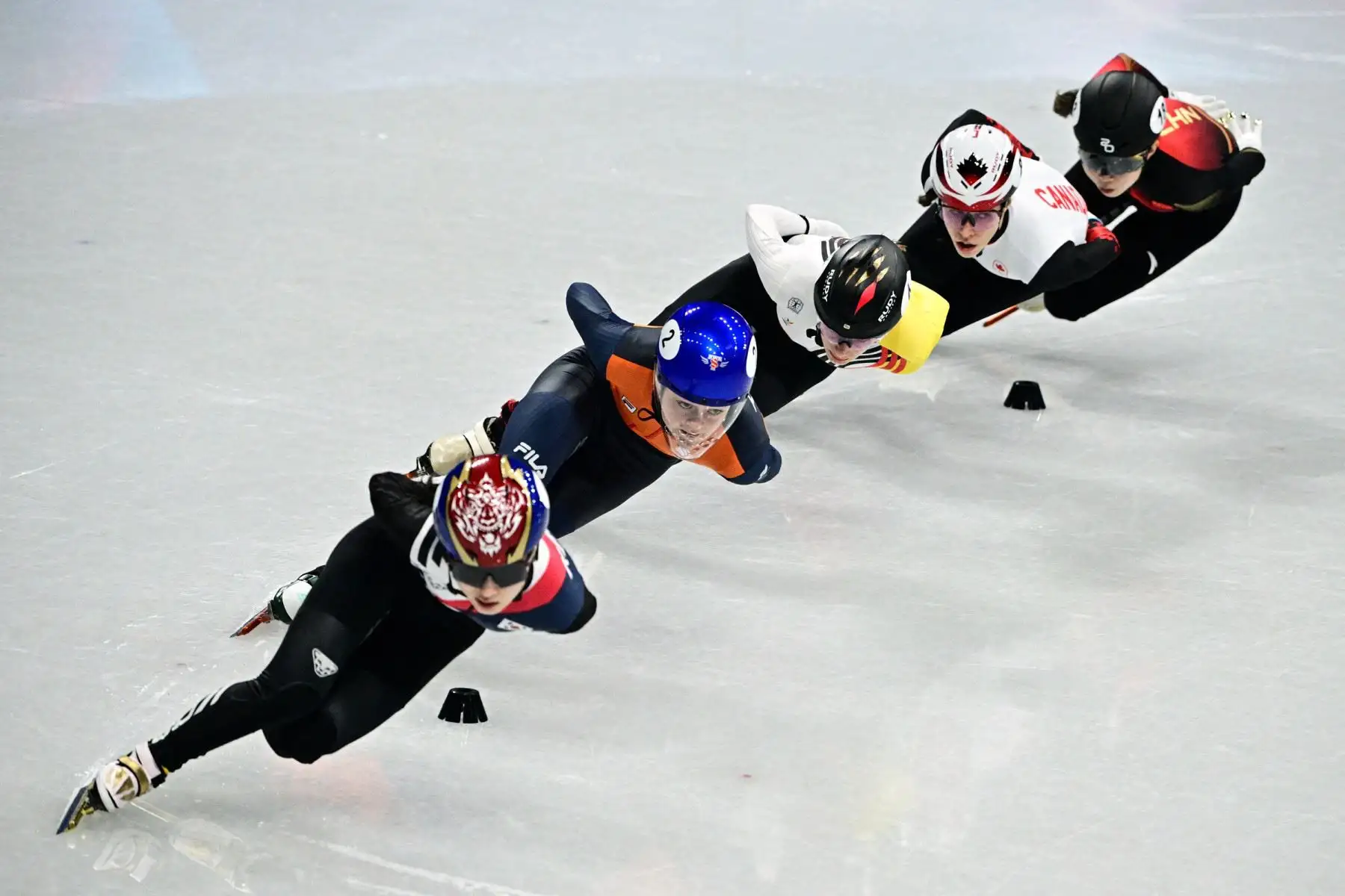 La surcoreana Kim Gil-li, la holandesa Xandra Velzeboer, la belga Hanne Desmet, la canadiense Florence Brunelle y la china Gong Li compiten en la semifinal femenina de 1000 m de patinaje de velocidad en pista corta durante los Juegos Olímpicos de Invierno Milano Cortina 2026 en el Milano Ice Skating Arena en Milán. Foto: AFP