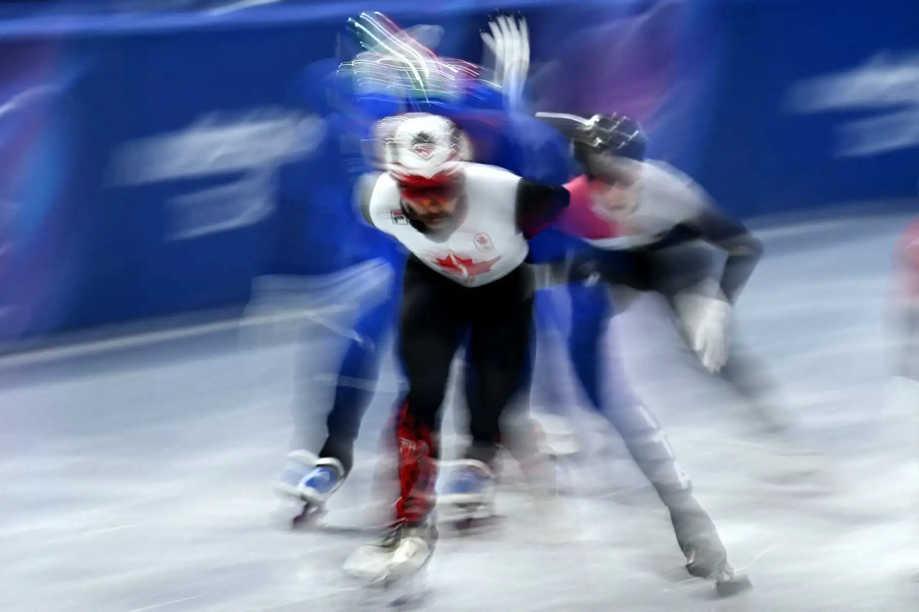 El surcoreano Lee Jeong-min compite en la semifinal de relevos masculinos de 5000 m de patinaje de velocidad en pista corta durante los Juegos Olímpicos de Invierno Milano Cortina 2026 en el Milano Ice Skating Arena, Milán. Foto: AFP