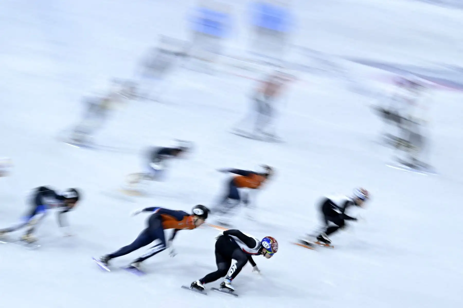 Semifinal de relevos masculinos de 5000 m de patinaje de velocidad en pista corta durante los Juegos Olímpicos de Invierno Milano Cortina 2026 en el Milano Ice Skating Arena, Milán. Foto: AFP
