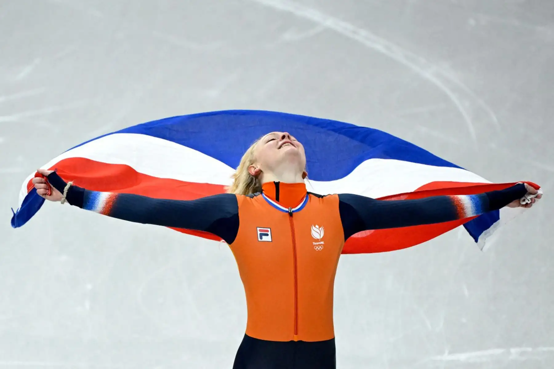 La neerlandesa Xandra Velzeboer celebra tras ganar el oro en la final femenina de 1000 m de patinaje de velocidad en pista corta durante los Juegos Olímpicos de Invierno Milano Cortina 2026 en el Milano Ice Skating Arena, Milán. Foto: AFP
