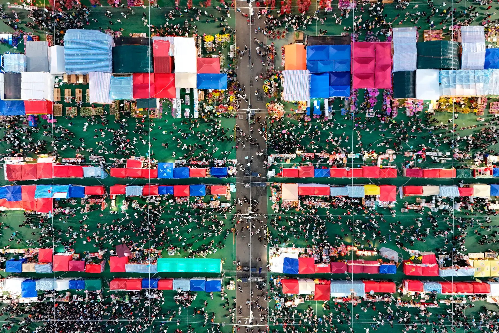 Una vista aérea muestra a personas asistiendo a una feria del Año Nuevo Lunar en el Parque Victoria en vísperas del Año Nuevo Lunar del Caballo en Hong Kong.
Foto: AFP