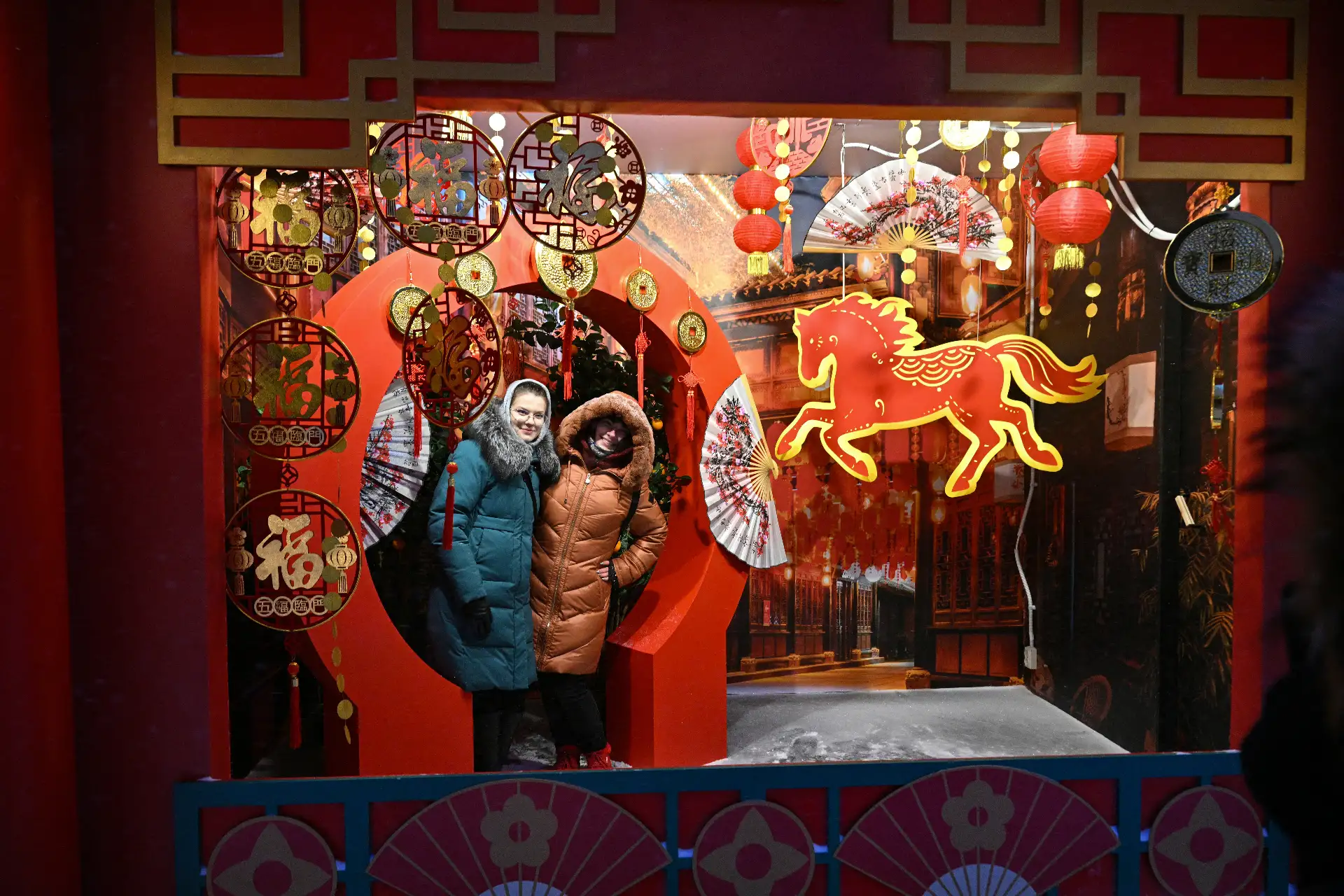 Mujeres posan para fotografías durante las celebraciones de la víspera del Año Nuevo Lunar del Caballo en la Plaza Manezhnaya de Moscú.
Fotos: AFP