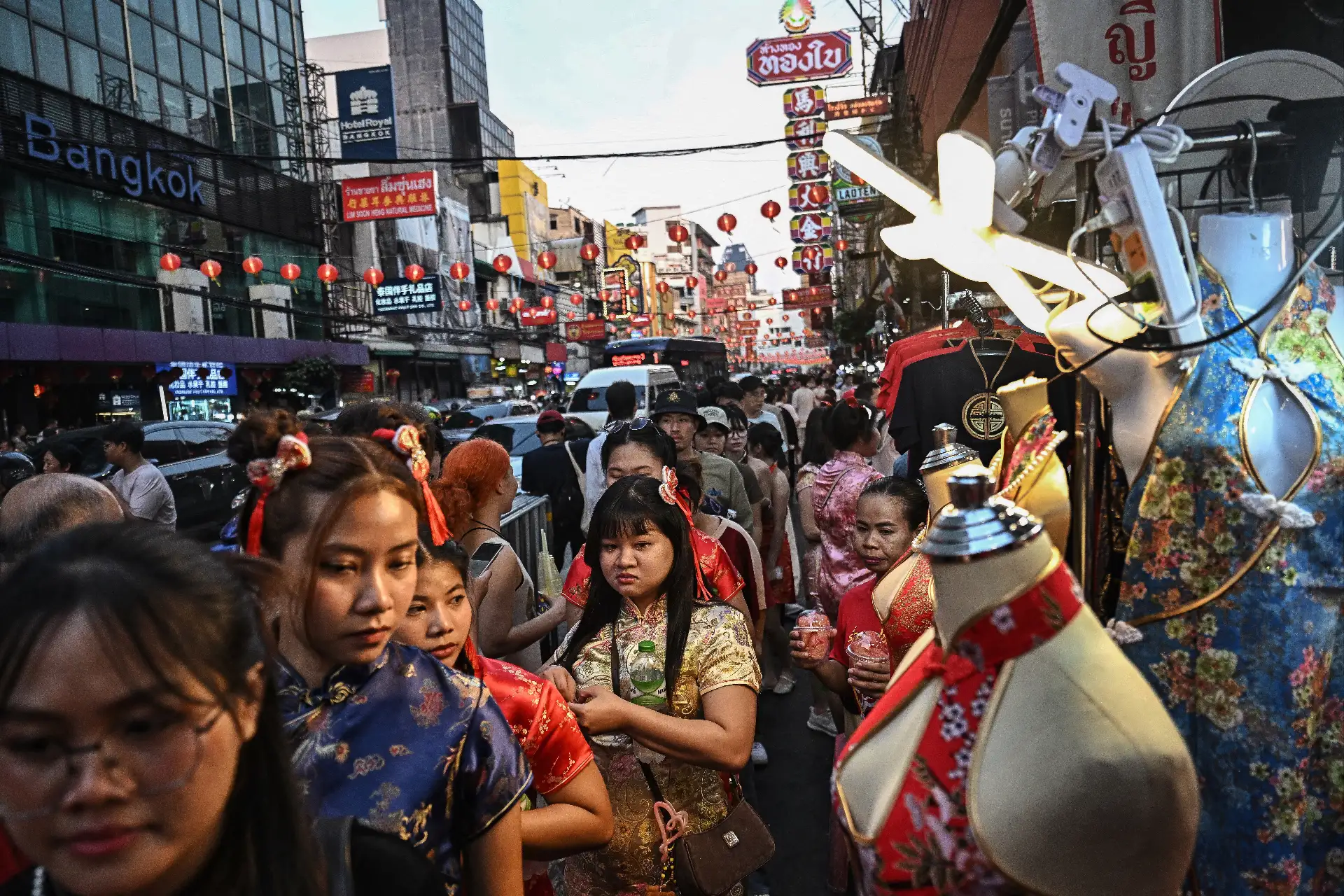 La gente camina por la calle Yaowarat en el barrio chino en vísperas del Año Nuevo Lunar, en Bangkok.
Foto: AFP
