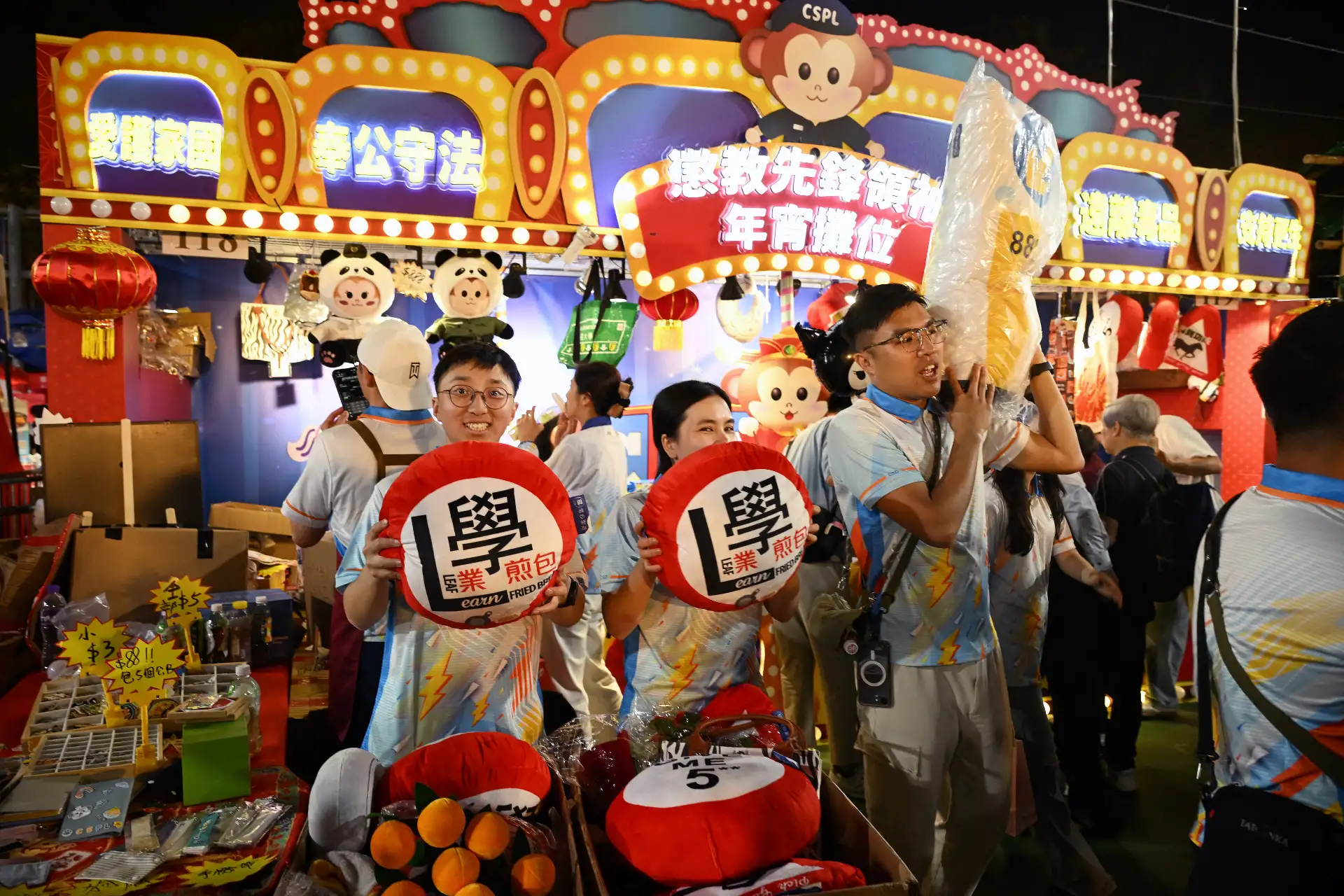 La gente asiste a una feria del Año Nuevo Lunar en el Parque Victoria en vísperas del Año Nuevo Lunar del Caballo en Hong Kong.
Foto: AFP