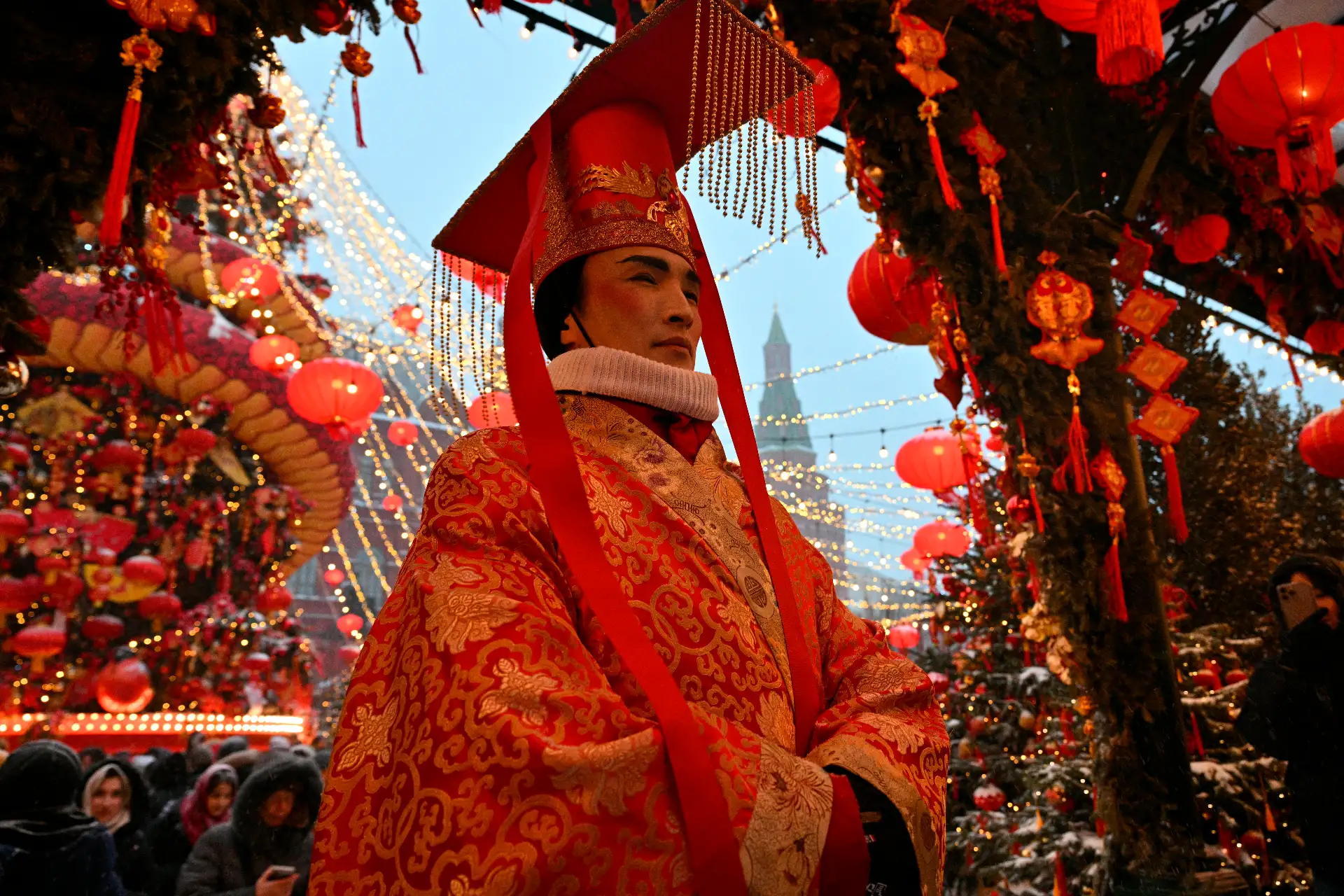 Un artista asiste a las celebraciones del Año Nuevo Lunar del Caballo en la Plaza Manezhnaya de Moscú.
Foto: AFP