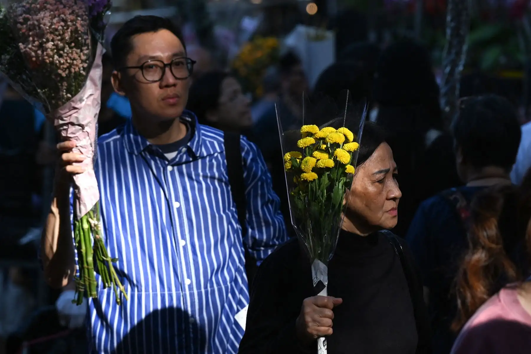 La gente compra flores en el mercado de flores de Mongkok en vísperas del Año Nuevo Lunar del Caballo en Hong Kong.
Foto: AFP