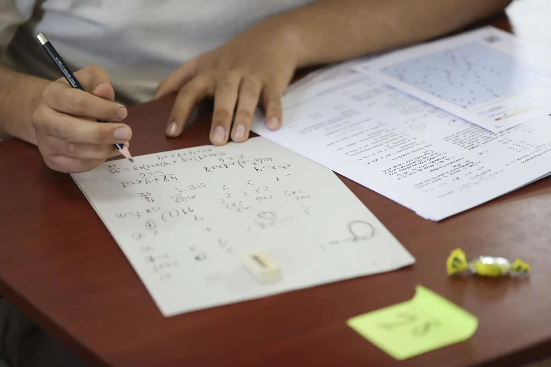 Cada prueba tiene 60 preguntas. El examen es acumulativo y no eliminatorio, es decir, los puntajes de los tres días se suman para obtener el resultado final. Además, el postulante puede elegir primera y segunda opción de carrera, de acuerdo con la disponibilidad de vacantes.
Foto: ANDINA/Jhonel Rodríguez Robles