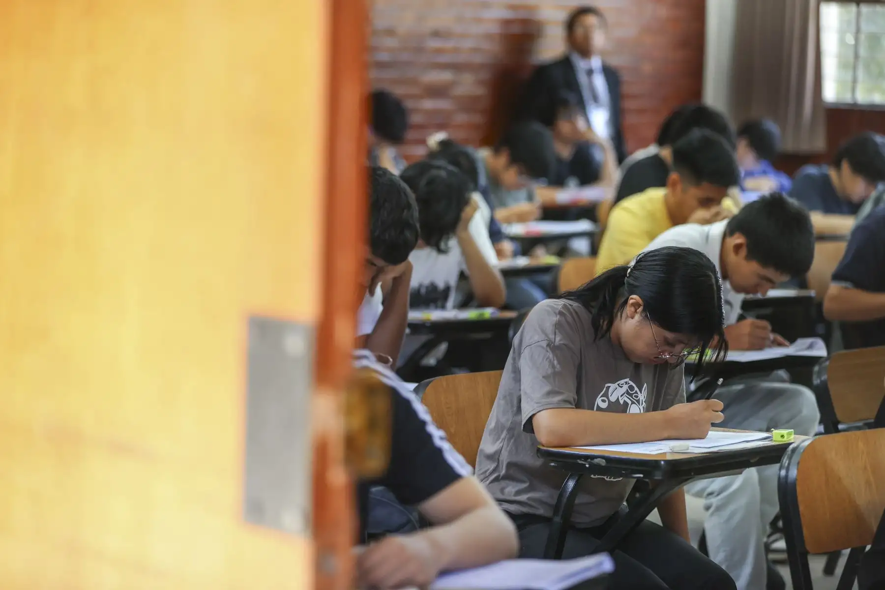 La Universidad Nacional de Ingeniería ofrece 1,886 vacantes a las que postulan 5,724 inscritos. El examen de admisión se desarrollará en tres fechas con pruebas de razonamiento, matemáticas, física y química, cada una de 60 preguntas. La evaluación es acumulativa y los puntajes de los tres días se suman para el resultado final.
Foto: ANDINA/Jhonel Rodríguez Robles