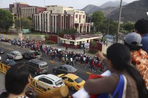 Padres acompañaron a sus hijos y los esperaron hasta que terminen la prueba, en el marco de la segunda feca del examen de admisión UNI-2026-I. Fotos: ANDINA/Jhonel Rodríguez Robles