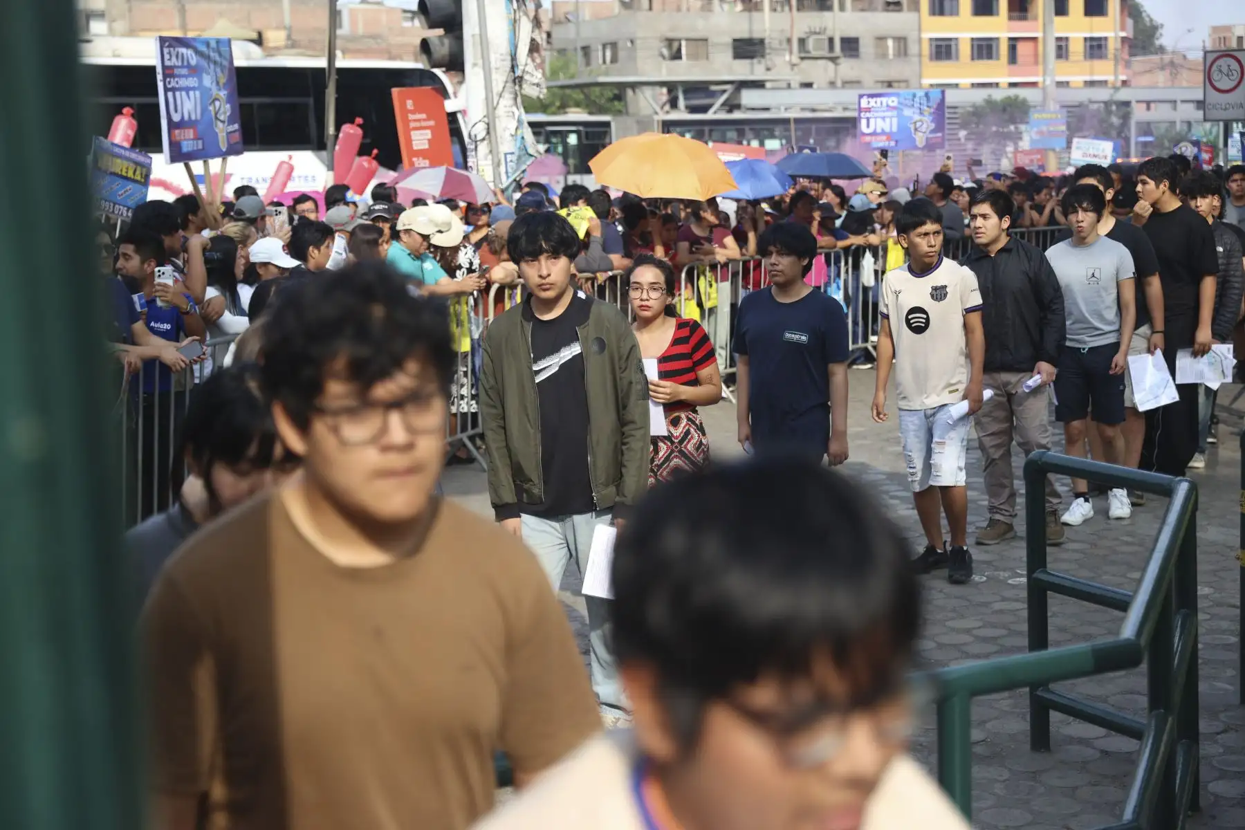 La Universidad Nacional de Ingeniería ofrece 1,886 vacantes a las que postulan 5,724 inscritos. El examen de admisión se desarrollará en tres fechas con pruebas de razonamiento, matemáticas, física y química, cada una de 60 preguntas. La evaluación es acumulativa y los puntajes de los tres días se suman para el resultado final; además, los postulantes podrán elegir primera y segunda opción de carrera según vacantes disponibles. Foto: ANDINA/Jhonel Rodríguez Robles