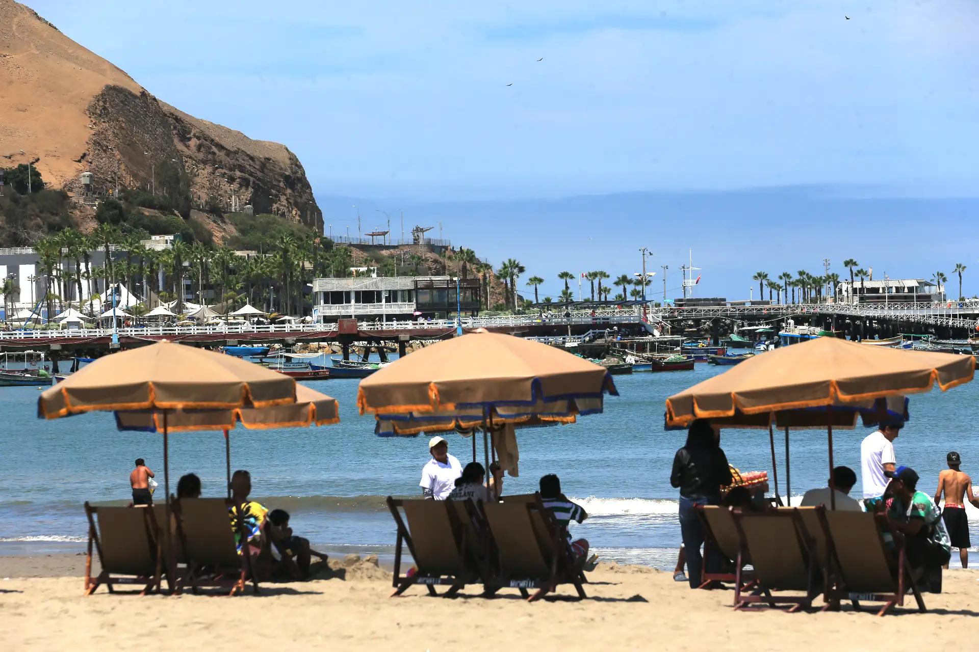 Por primera vez, la playa Agua Dulce amaneció limpia tras el cierre de un día dispuesto por la municipalidad de Chorrillos.  Los bañistas tienen acceso al concurrido balneario y los negocios se reactivaron para brindar atención al público. 
Foto: ANDINA/Héctor Vinces