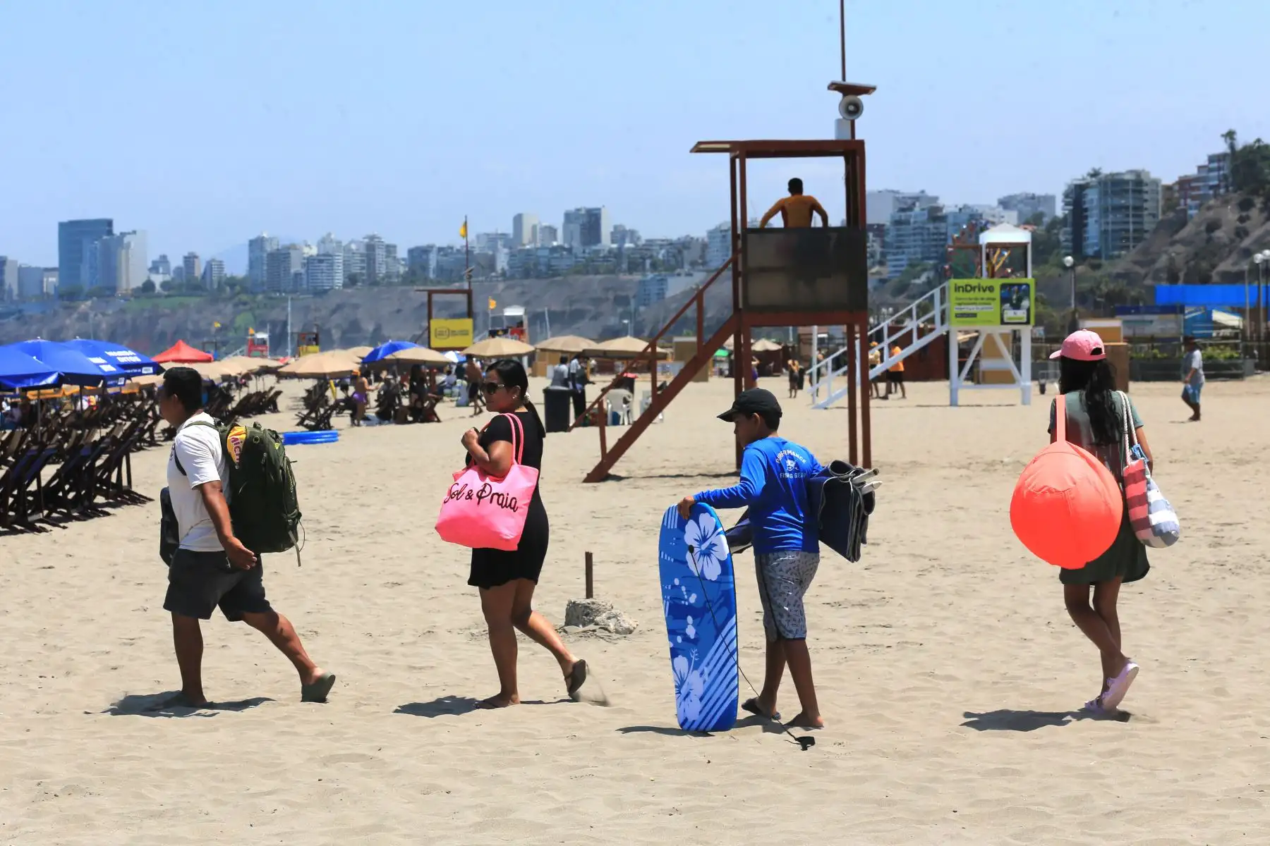 Por primera vez, la playa Agua Dulce amaneció limpia tras el cierre de un día dispuesto por la municipalidad de Chorrillos.  Los bañistas tienen acceso al concurrido balneario y los negocios se reactivaron para brindar atención al público. 
Foto: ANDINA/Héctor Vinces