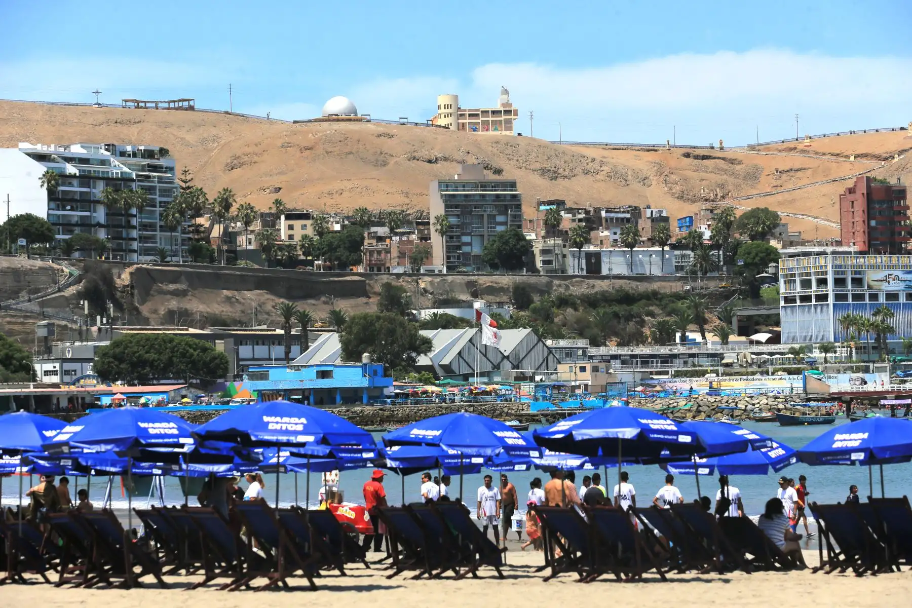 Por primera vez, la playa Agua Dulce amaneció limpia tras el cierre de un día dispuesto por la municipalidad de Chorrillos.  Los bañistas tienen acceso al concurrido balneario y los negocios se reactivaron para brindar atención al público. 
Foto: ANDINA/Héctor Vinces