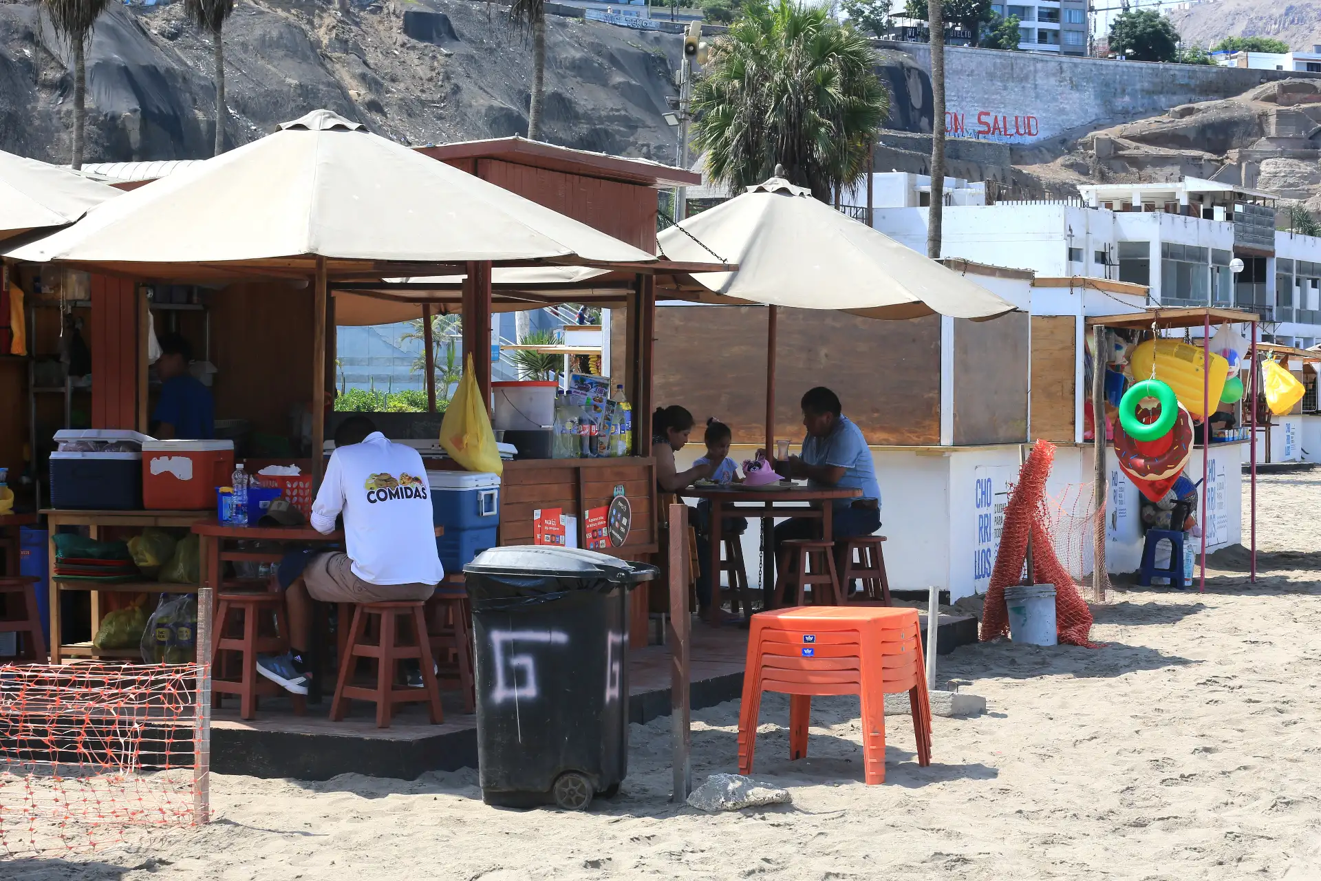Por primera vez, la playa Agua Dulce amaneció limpia tras el cierre de un día dispuesto por la municipalidad de Chorrillos.  Los bañistas tienen acceso al concurrido balneario y los negocios se reactivaron para brindar atención al público. 
Foto: ANDINA/Héctor Vinces