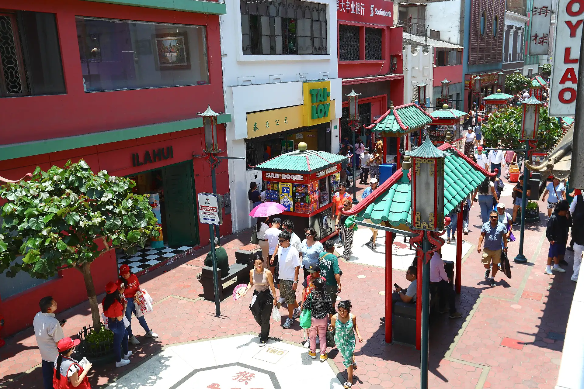Desde tempranas horas, familias y visitantes recorren el Barrio Chino en busca de objetos de la suerte para iniciar el nuevo ciclo con abundancia.
Foto: ANDINA/Verónica Calderón Zúñiga