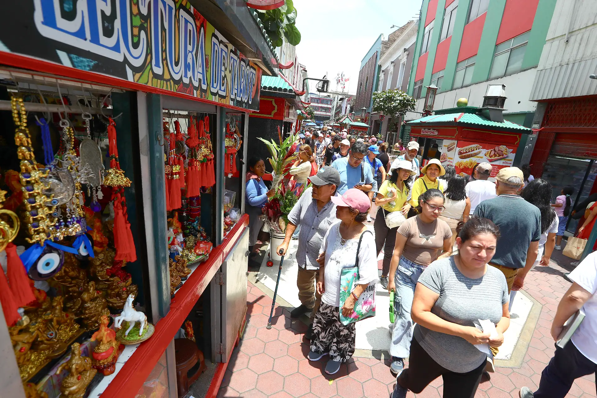 La calle Capón se convierte en punto de encuentro multicultural donde convergen tradición oriental y público local.
Foto: ANDINA/Verónica Calderón Zúñiga