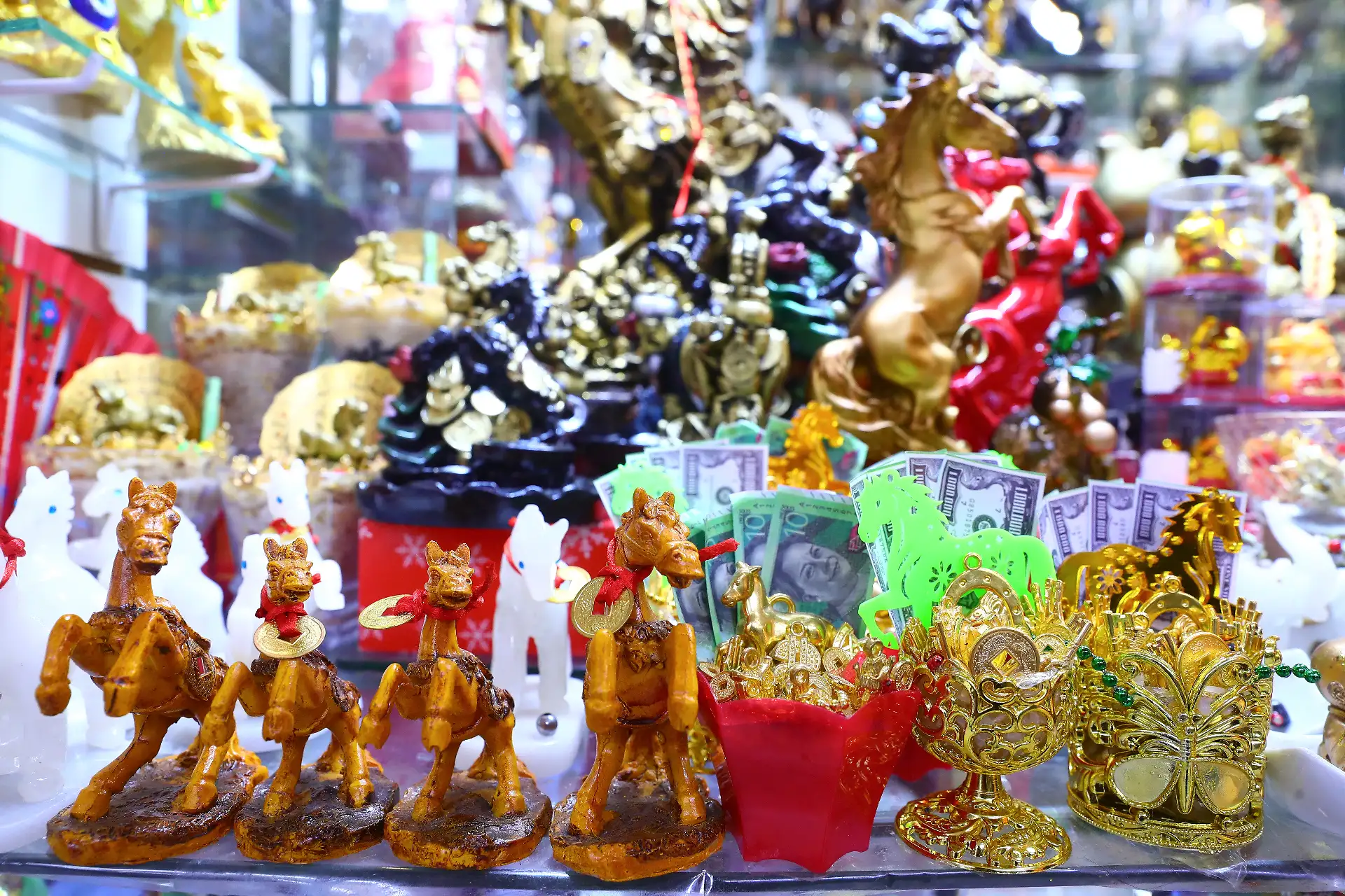 Los tradicionales caballitos decorativos destacan entre los productos más solicitados, pues representan fuerza, éxito y avance en los proyectos personales.
Foto: ANDINA/Verónica Calderón Zúñiga