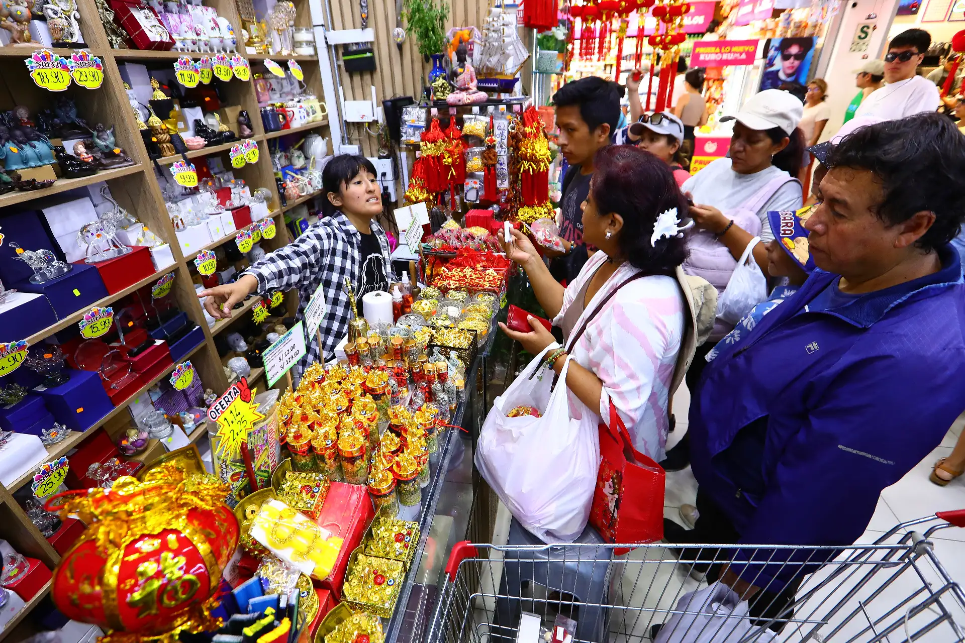 La actividad comercial se intensifica en los días previos a la festividad, considerada la celebración más importante del calendario chino.
Foto: ANDINA/Verónica Calderón Zúñiga