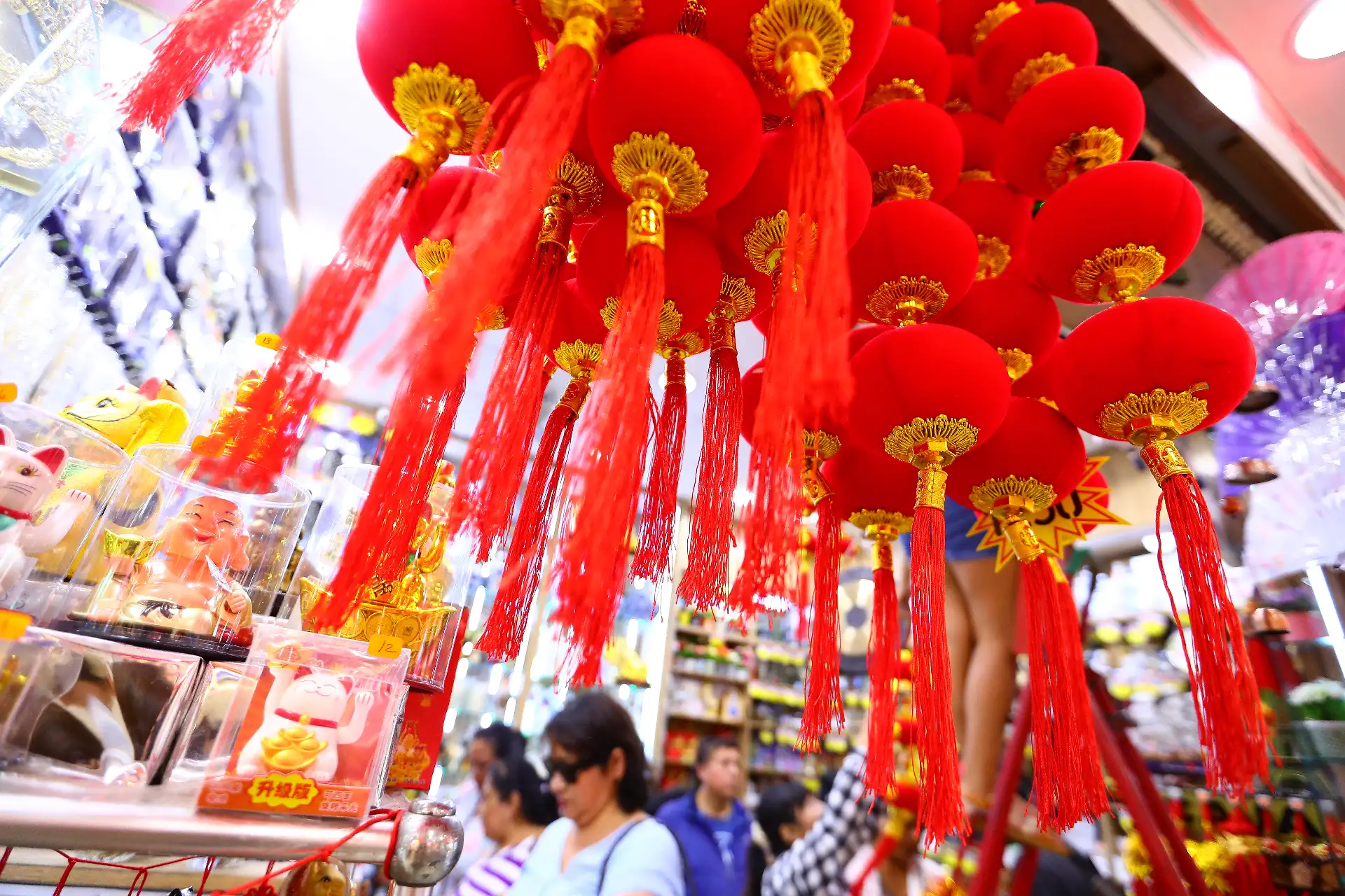 Las compras de amuletos y adornos forman parte de los rituales para despedir el año viejo y recibir uno nuevo con esperanza y prosperidad.
Foto: ANDINA/Verónica Calderón Zúñiga