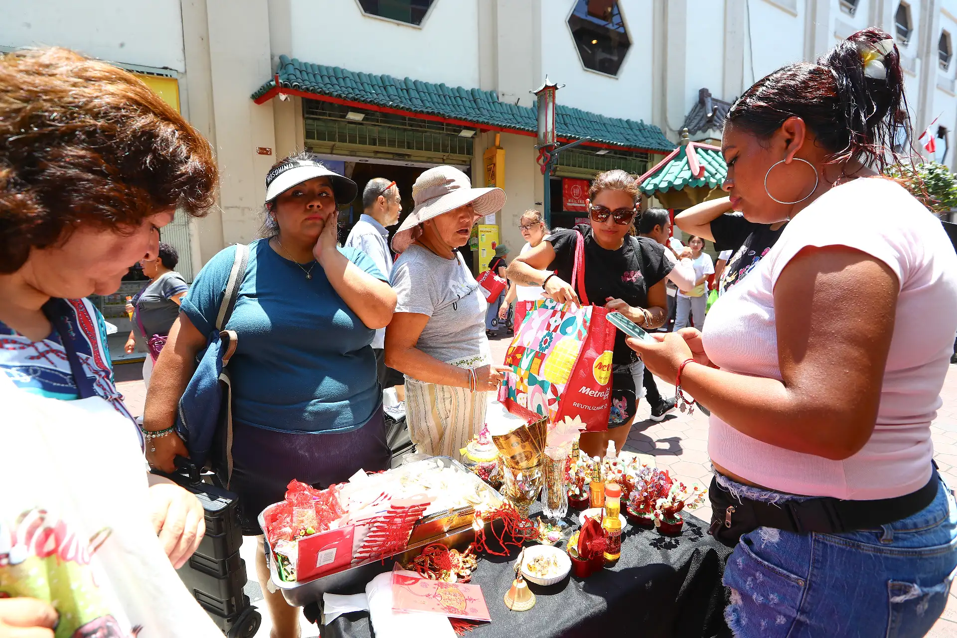 Comerciantes explican a los visitantes el significado de cada amuleto, una tradición que se mantiene viva entre generaciones.
Foto: ANDINA/Verónica Calderón Zúñiga