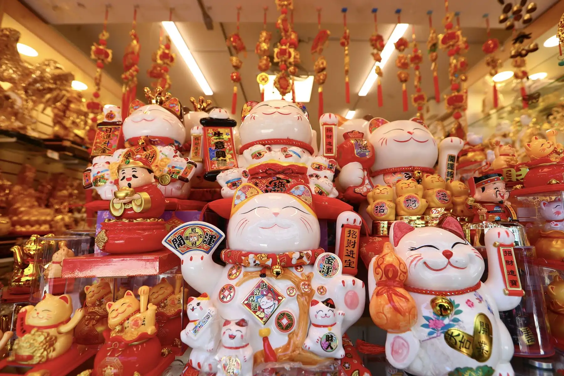 En la tradicional calle Capón, corazón del histórico Barrio Chino fundado a fines del siglo XIX por migrantes cantoneses, comerciantes exhiben amuletos, monedas y figuras simbólicas que forman parte de rituales ancestrales para atraer prosperidad, fortuna y protección al iniciar el Año Nuevo Chino
Foto: ANDINA/Verónica Calderón Zúñiga