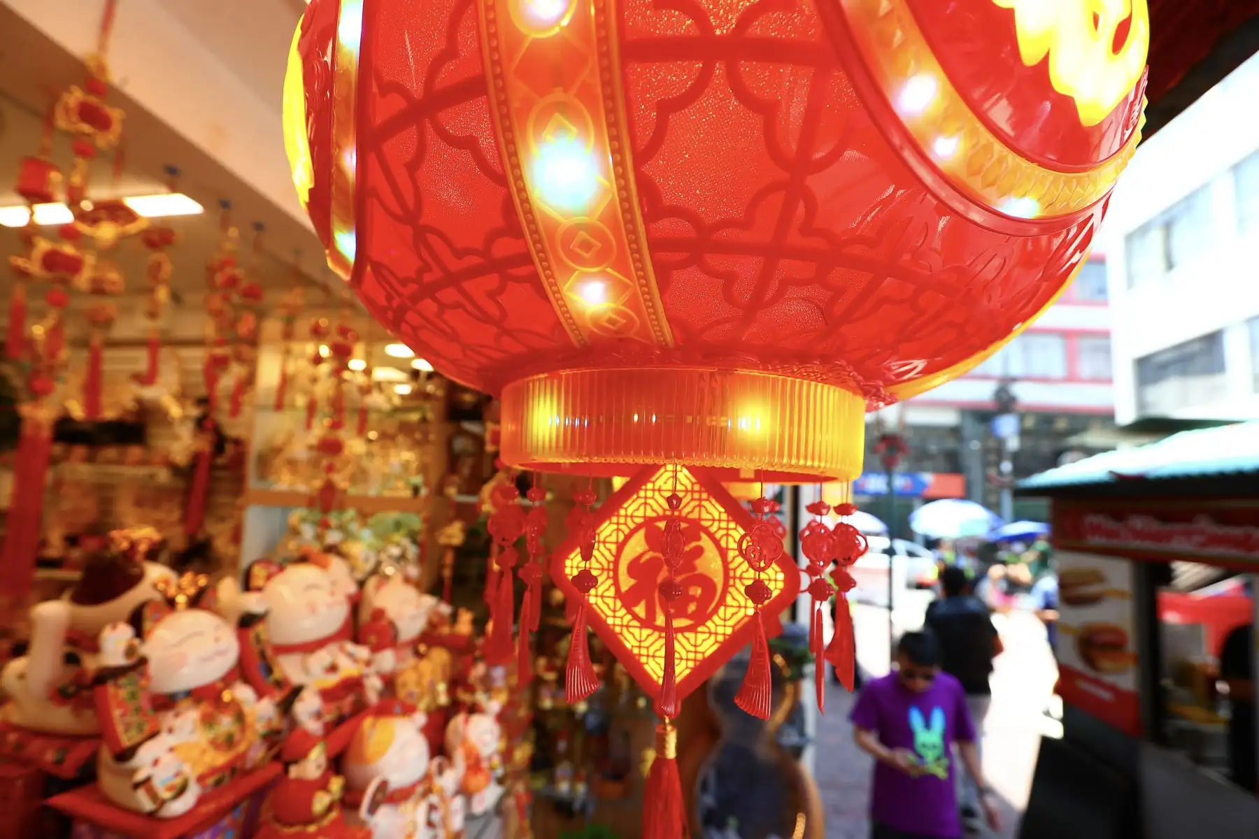 El color rojo domina la decoración en la calle Capón, ya que en la cultura china simboliza alegría, prosperidad y buena suerte.
Foto: ANDINA/Verónica Calderón Zúñiga
