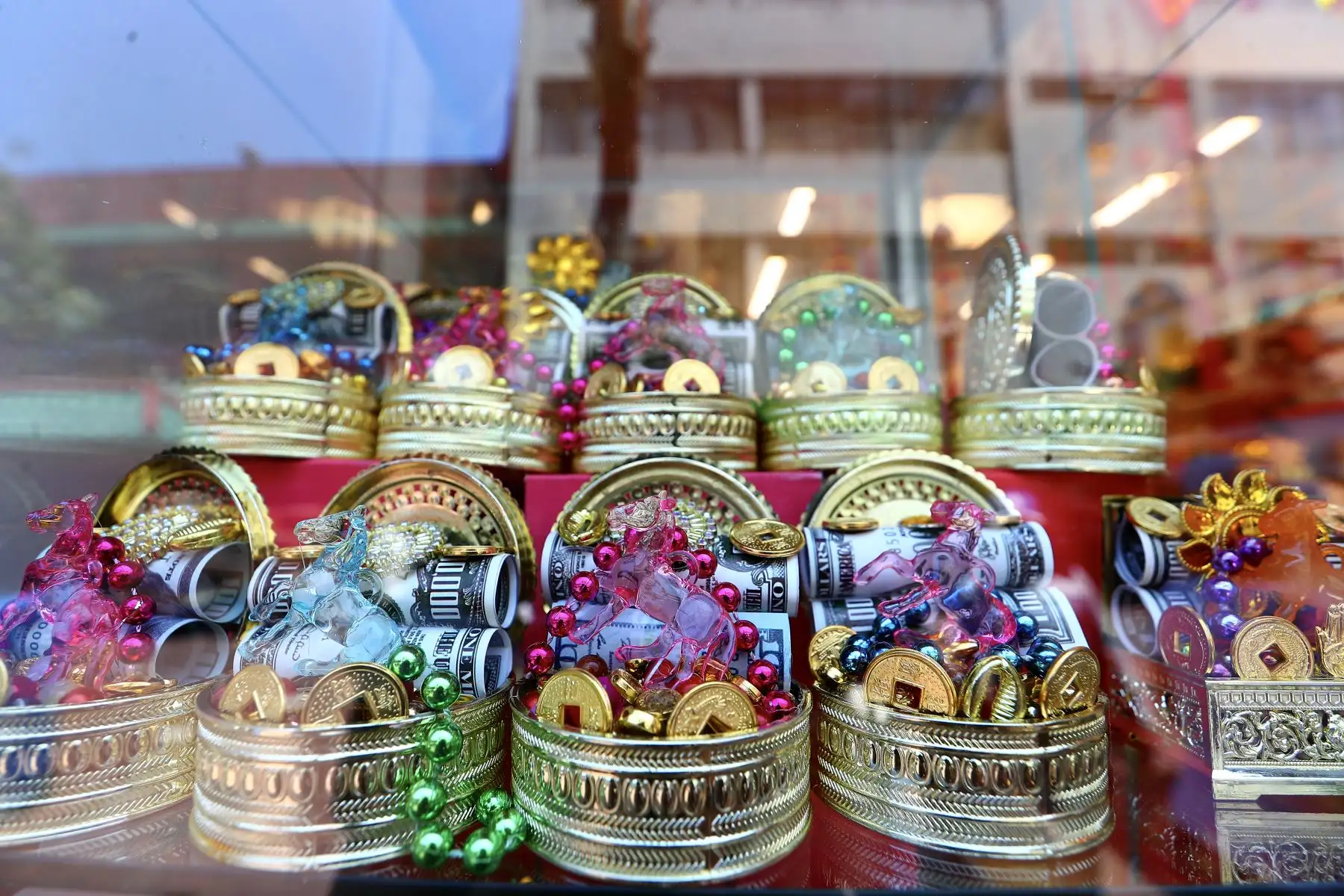 Los comerciantes destacan que cada objeto tiene un significado especial vinculado con la salud, la fortuna y la armonía familiar.
Foto: ANDINA/Verónica Calderón Zúñiga