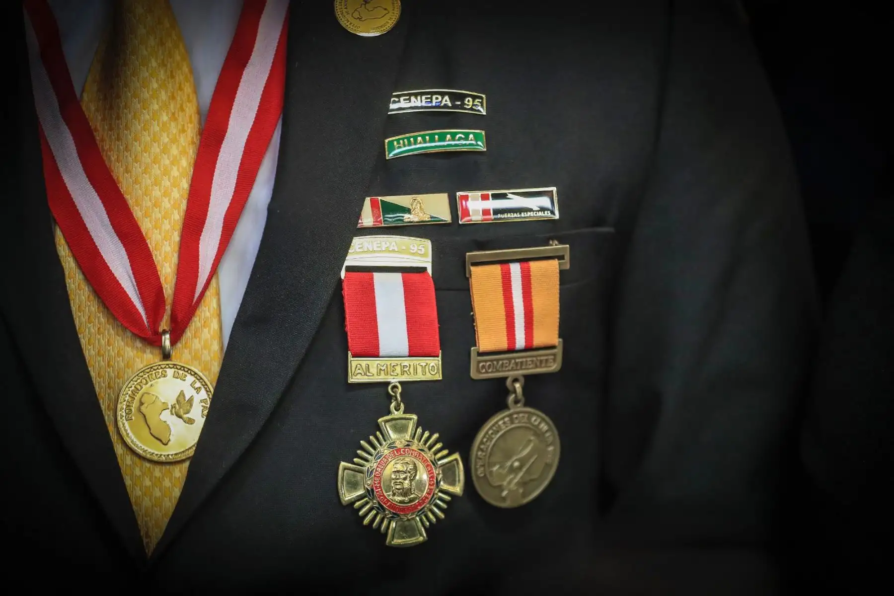 El presidente de la república, José Jerí, recibe el saludo protocolar de los representantes de la Federación Nacional de Defensores de la Patria, donde valerosos exmiembros de las Fuerzas Armadas agradecieron al jefe de Estado y dialogaron junto a él sobre las mejoras que nuestros veteranos merecen.
Foto: ANDINA/Prensa Presidencia