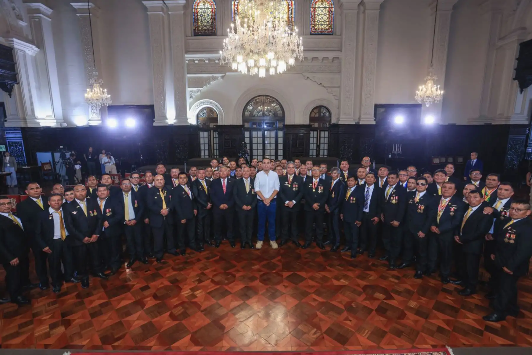 El presidente de la república, José Jerí, recibe el saludo protocolar de los representantes de la Federación Nacional de Defensores de la Patria, donde valerosos exmiembros de las Fuerzas Armadas agradecieron al jefe de Estado y dialogaron junto a él sobre las mejoras que nuestros veteranos merecen.
Foto: ANDINA/Prensa Presidencia