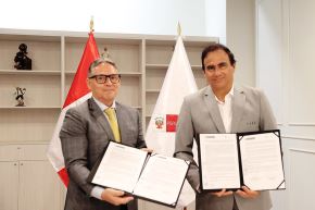 El ministro de Trabajo y Promoción del Empleo, Óscar Fernández y el director ejecutivo de Fondoempleo, Roy Marvin Carbajal, firmaron el convenio para capacitar gratuitamente a personas en situación de vulnerabilidad.ANDINA/Difusión