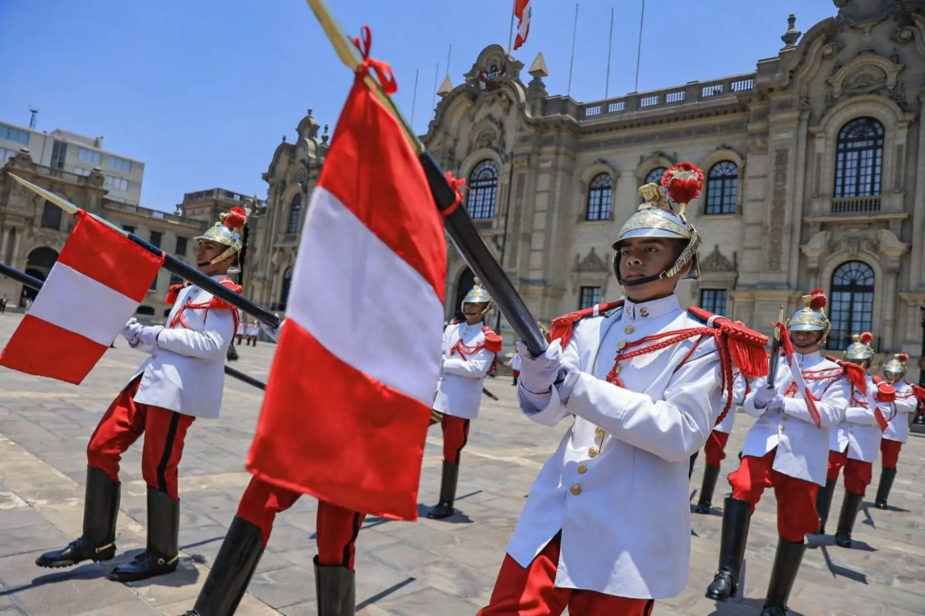 Al mediodía y bajo la mirada de cientos de asistentes, el presidente de la república, José Jerí, acompañado por alcaldes de la región Puno, participó en la ceremonia castrense de cambio de guardia en el patio de honor de Palacio de Gobierno. Foto: ANDINA/Prensa Presidencia