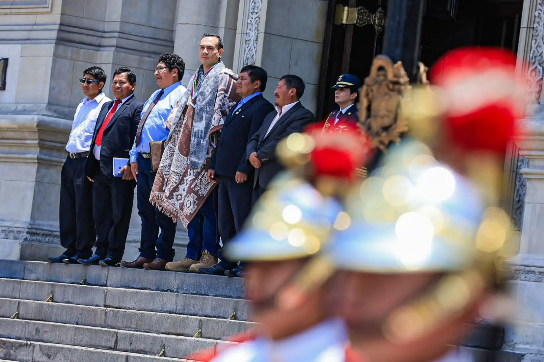 Al mediodía y bajo la mirada de cientos de asistentes, el presidente de la república, José Jerí, acompañado por alcaldes de la región Puno, participó en la ceremonia castrense de cambio de guardia en el patio de honor de Palacio de Gobierno. Foto: ANDINA/Prensa Presidencia