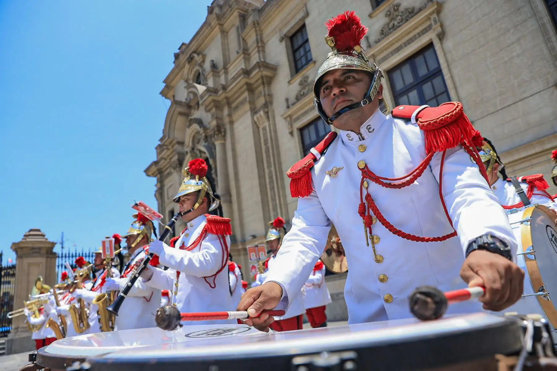 Al mediodía y bajo la mirada de cientos de asistentes, el presidente de la república, José Jerí, acompañado por alcaldes de la región Puno, participó en la ceremonia castrense de cambio de guardia en el patio de honor de Palacio de Gobierno. Foto: ANDINA/Prensa Presidencia