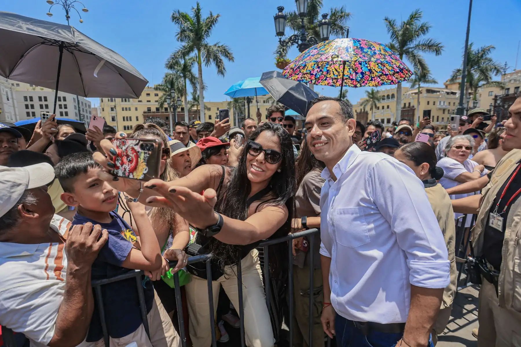 Al mediodía y bajo la mirada de cientos de asistentes, el presidente de la república, José Jerí, acompañado por alcaldes de la región Puno, participó en la ceremonia castrense de cambio de guardia en el patio de honor de Palacio de Gobierno. Foto: ANDINA/Prensa Presidencia
